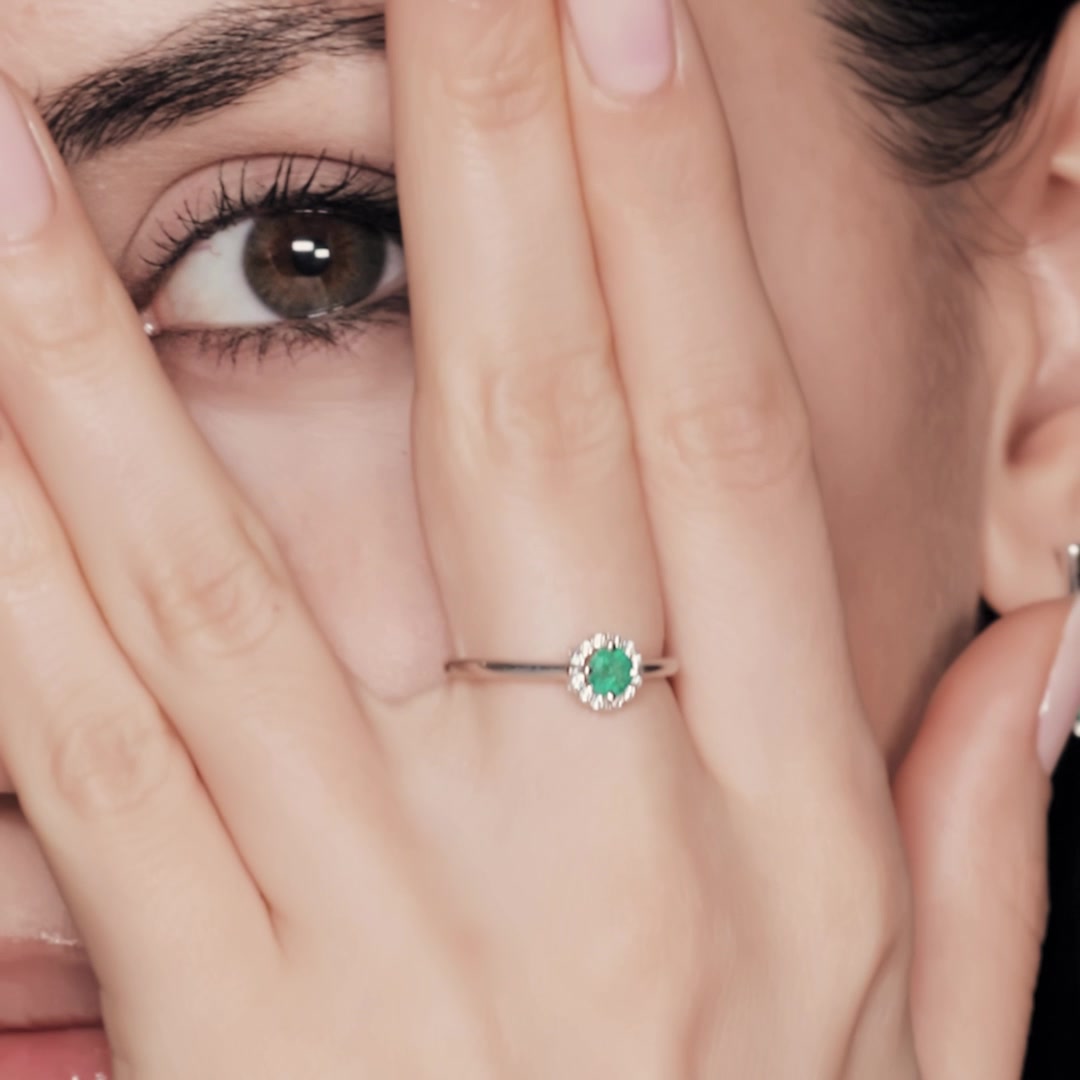 Серебряное кольцо с изумрудом и сапфирами