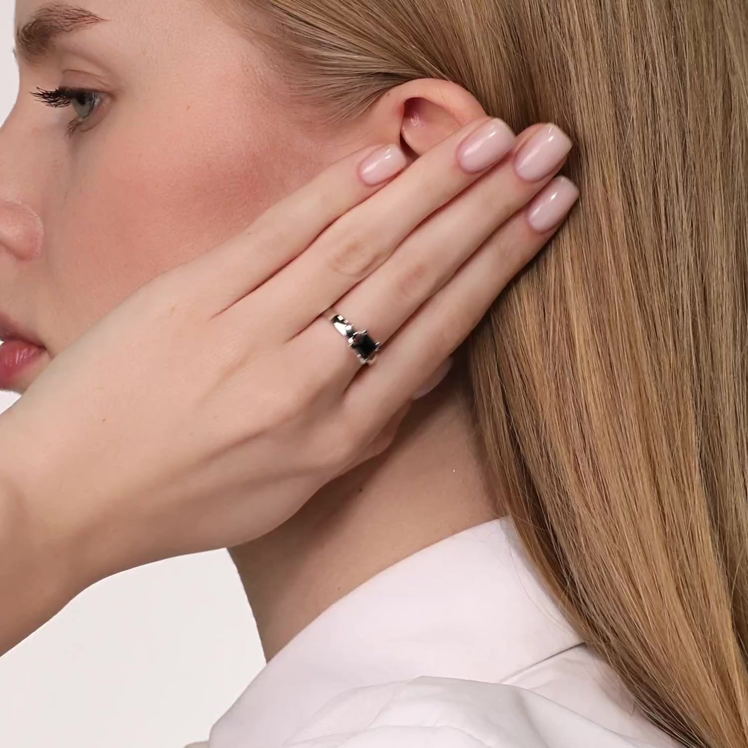 Золотое кольцо со шпинелью