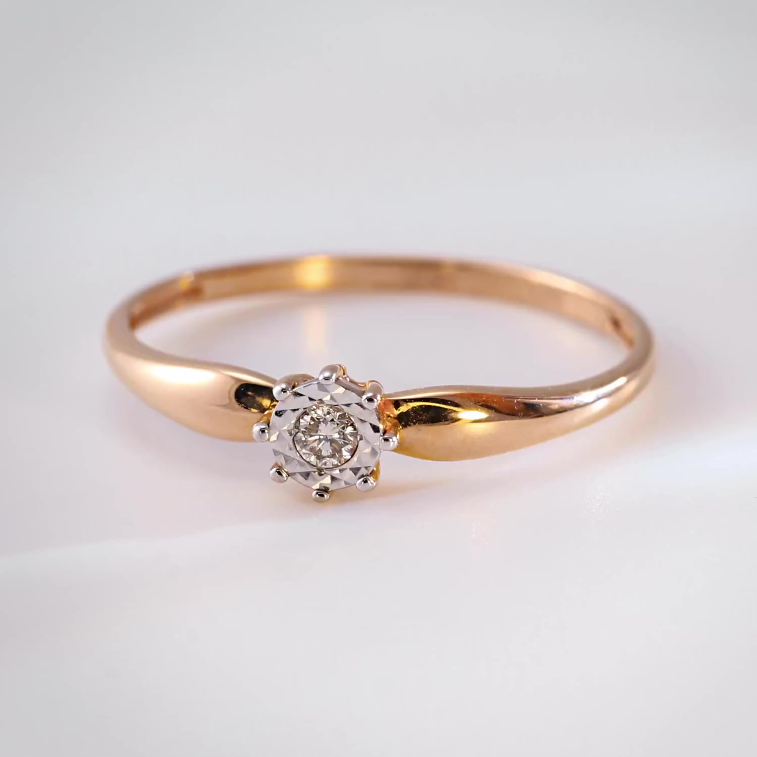 Золотое кольцо с бриллиантом