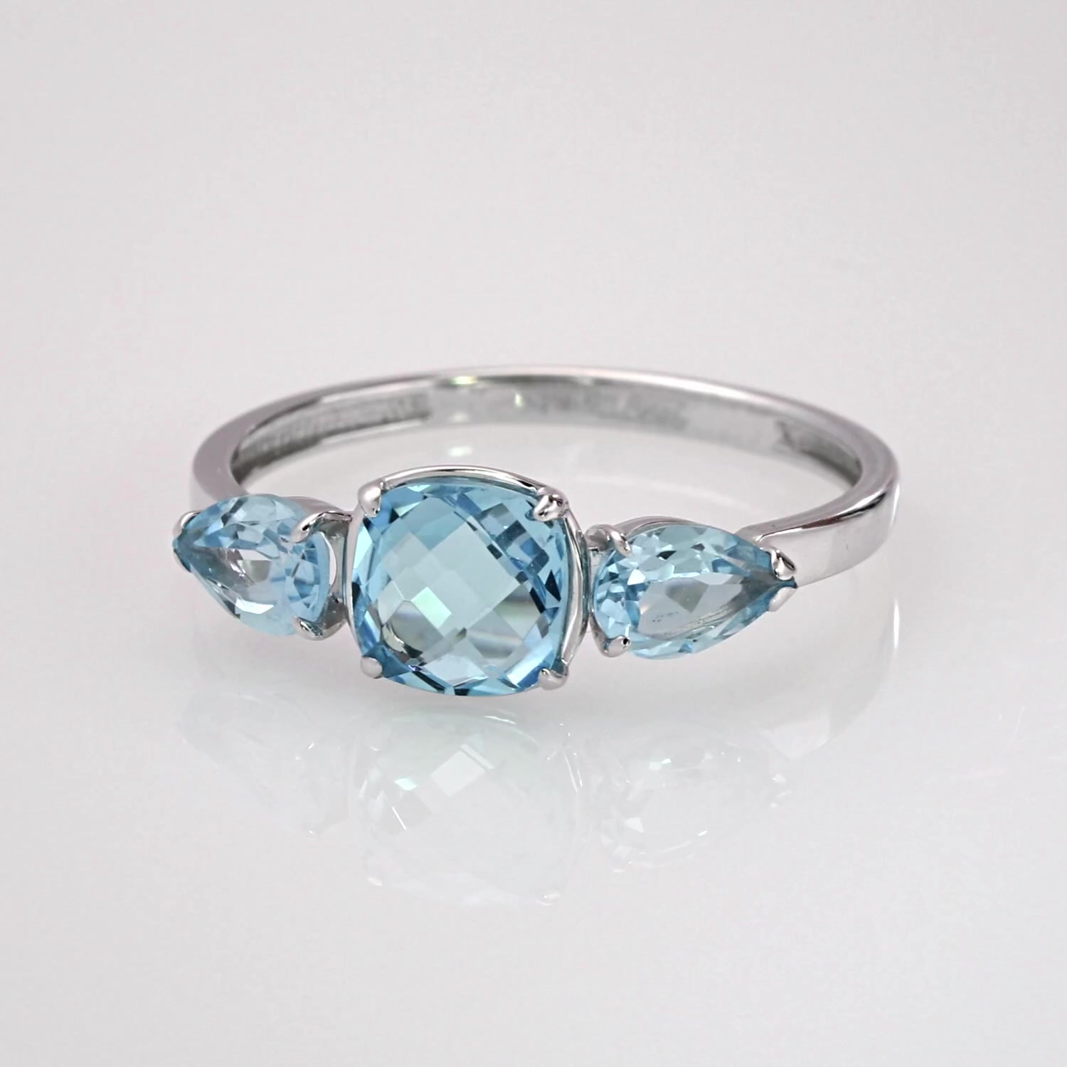 Золотое кольцо с топазами Swiss