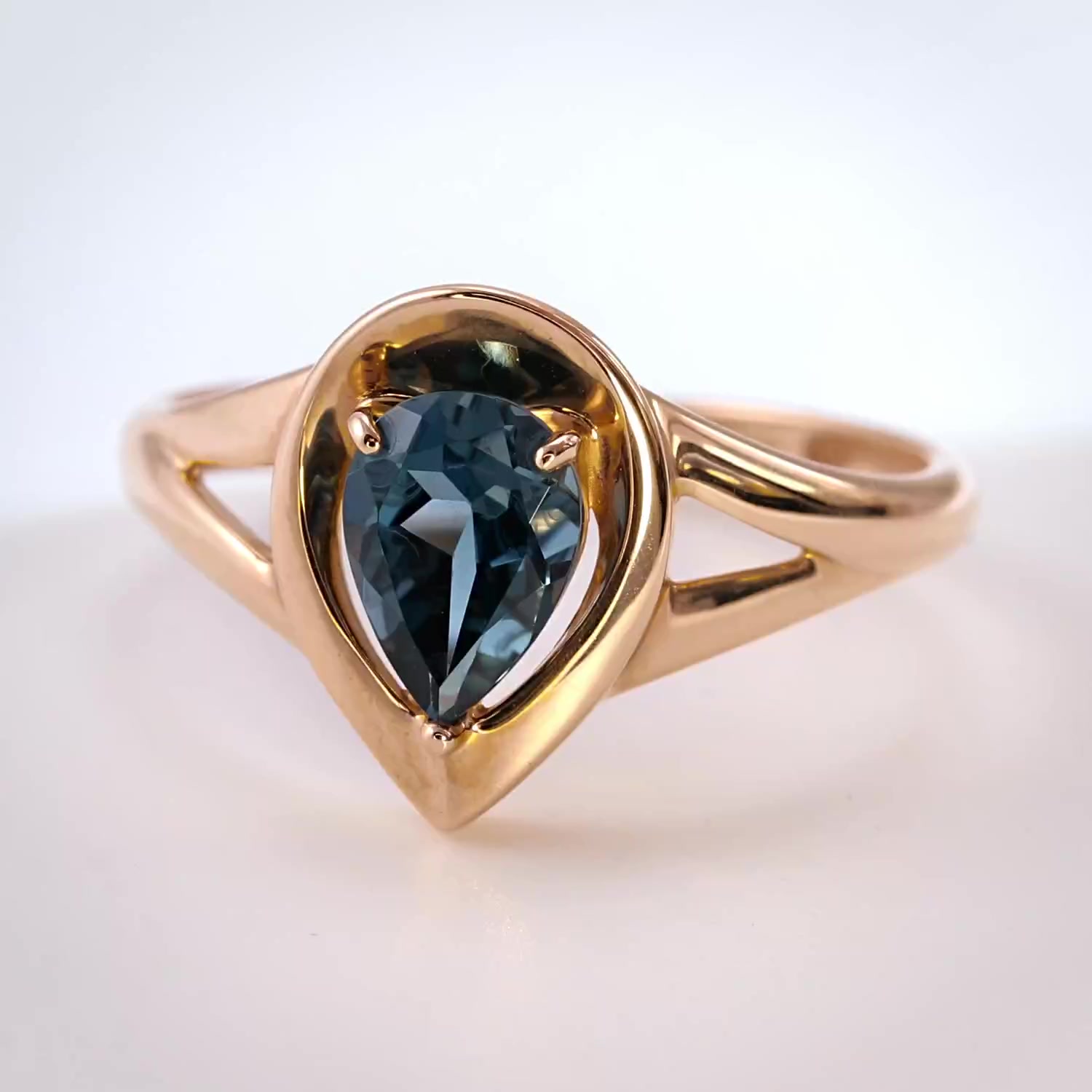 Золотое кольцо с топазом London