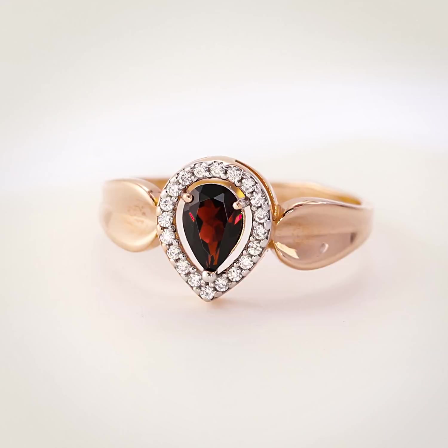 Золотое кольцо с гранатом и фианитами