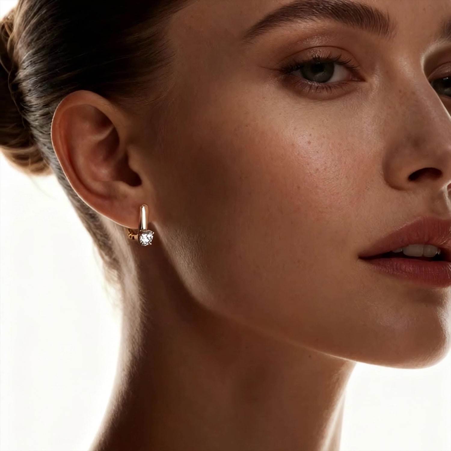 Золотые серьги с бриллиантами выращенными