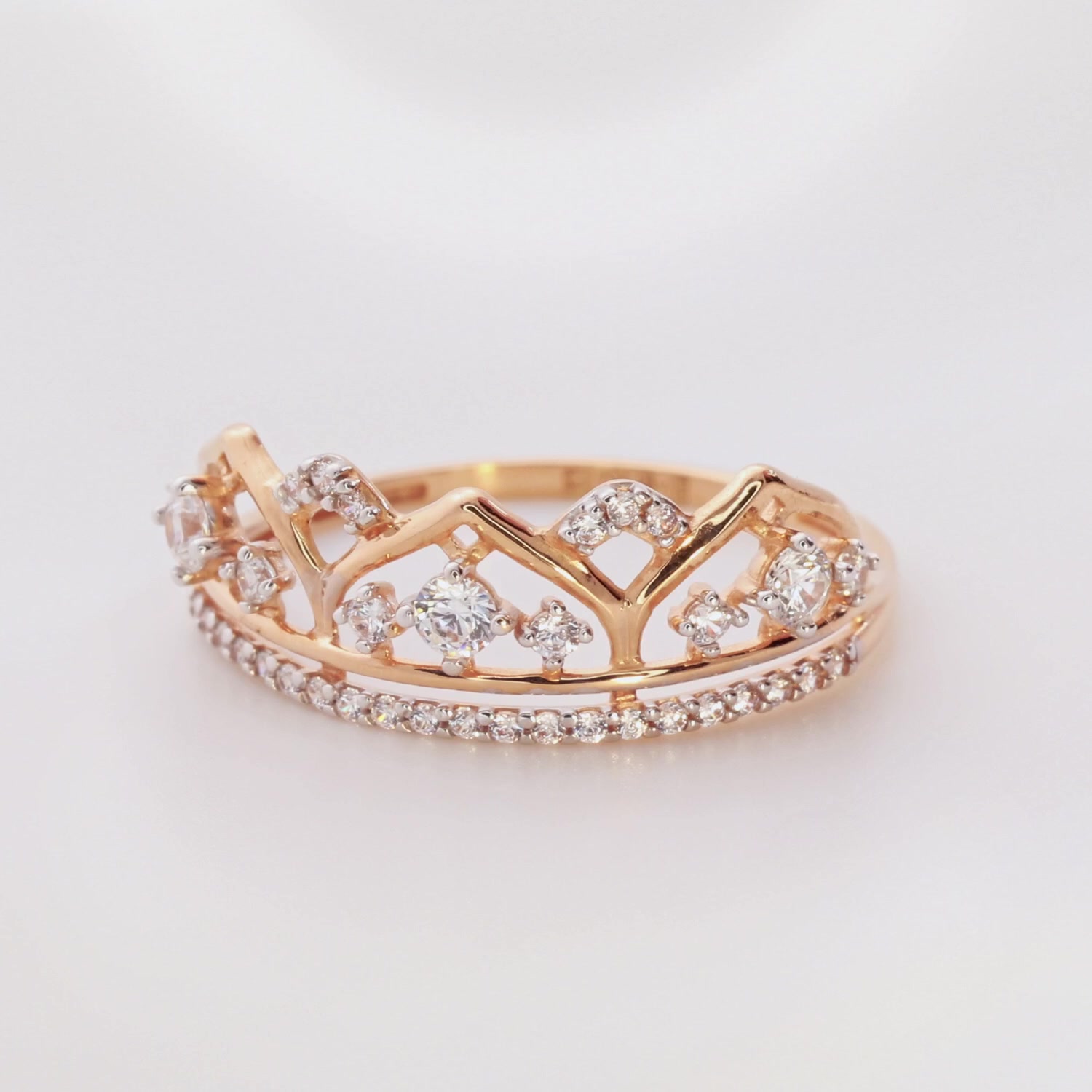 Золотое кольцо с фианитами