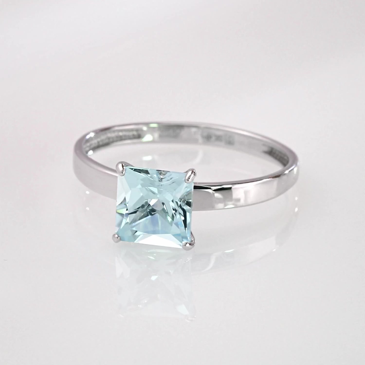 Золотое кольцо с топазом Sky