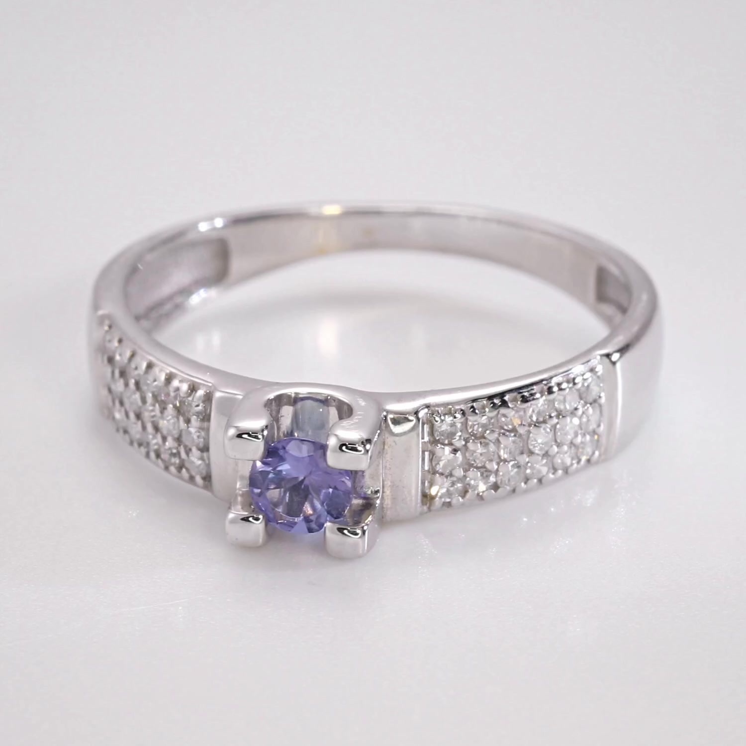 Золотое кольцо с танзанитом и бриллиантами