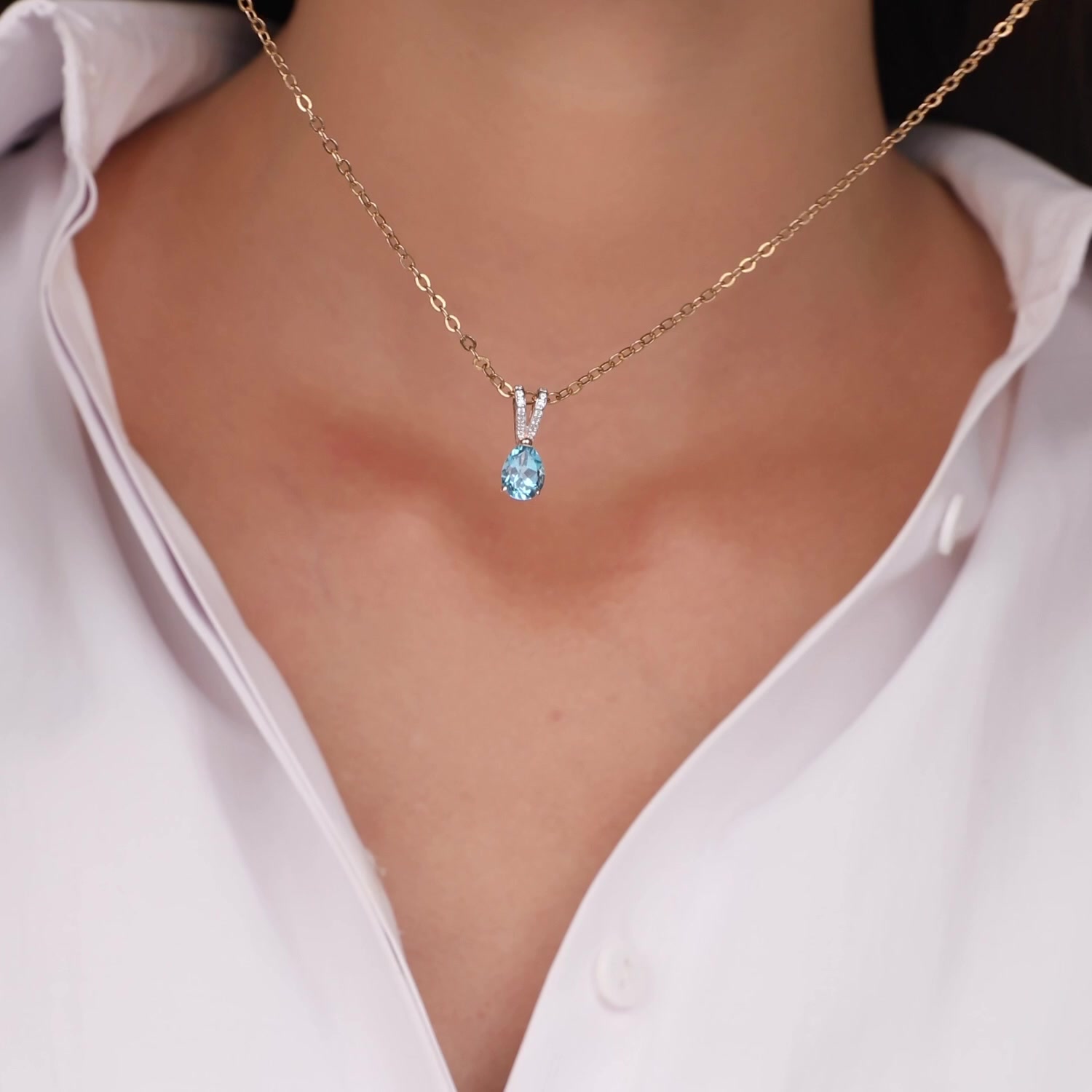 Золотая подвеска с топазом Swiss и фианитами