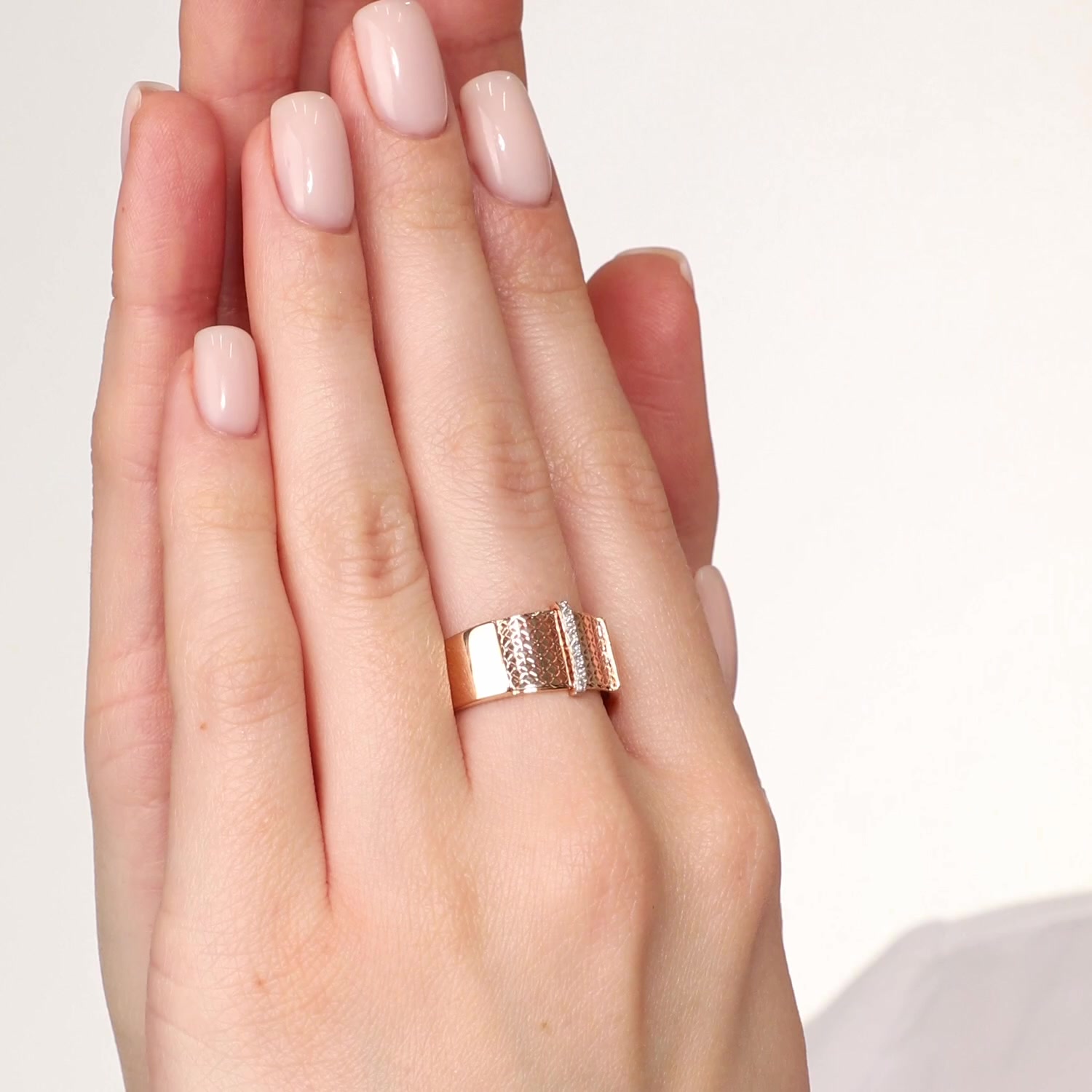 Золотое кольцо с фианитами