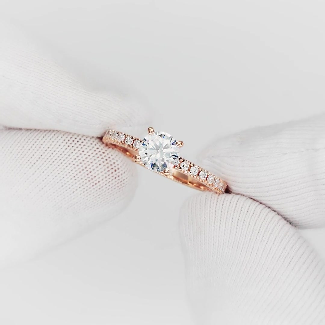 Золотое кольцо с бриллиантами выращенными