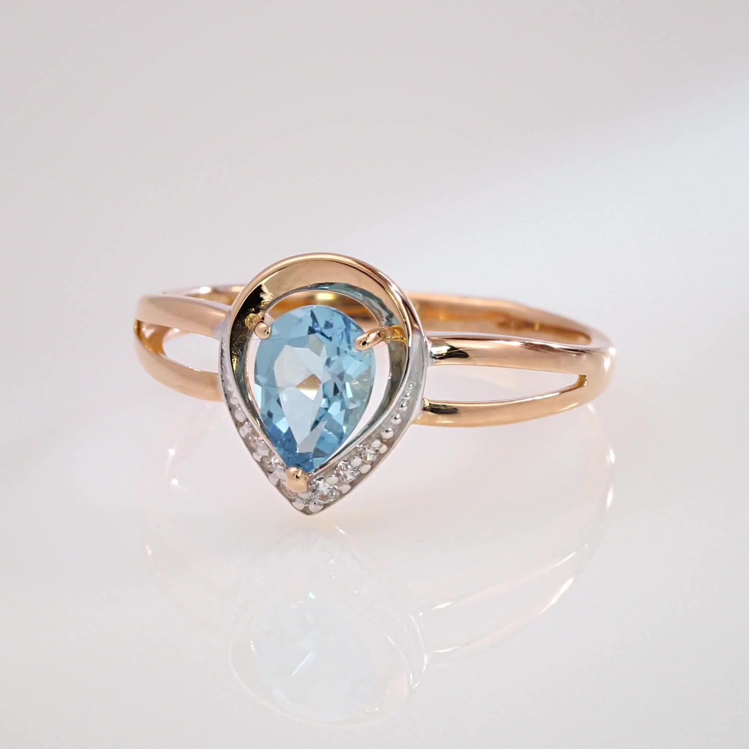 Золотое кольцо с топазом Swiss и фианитами