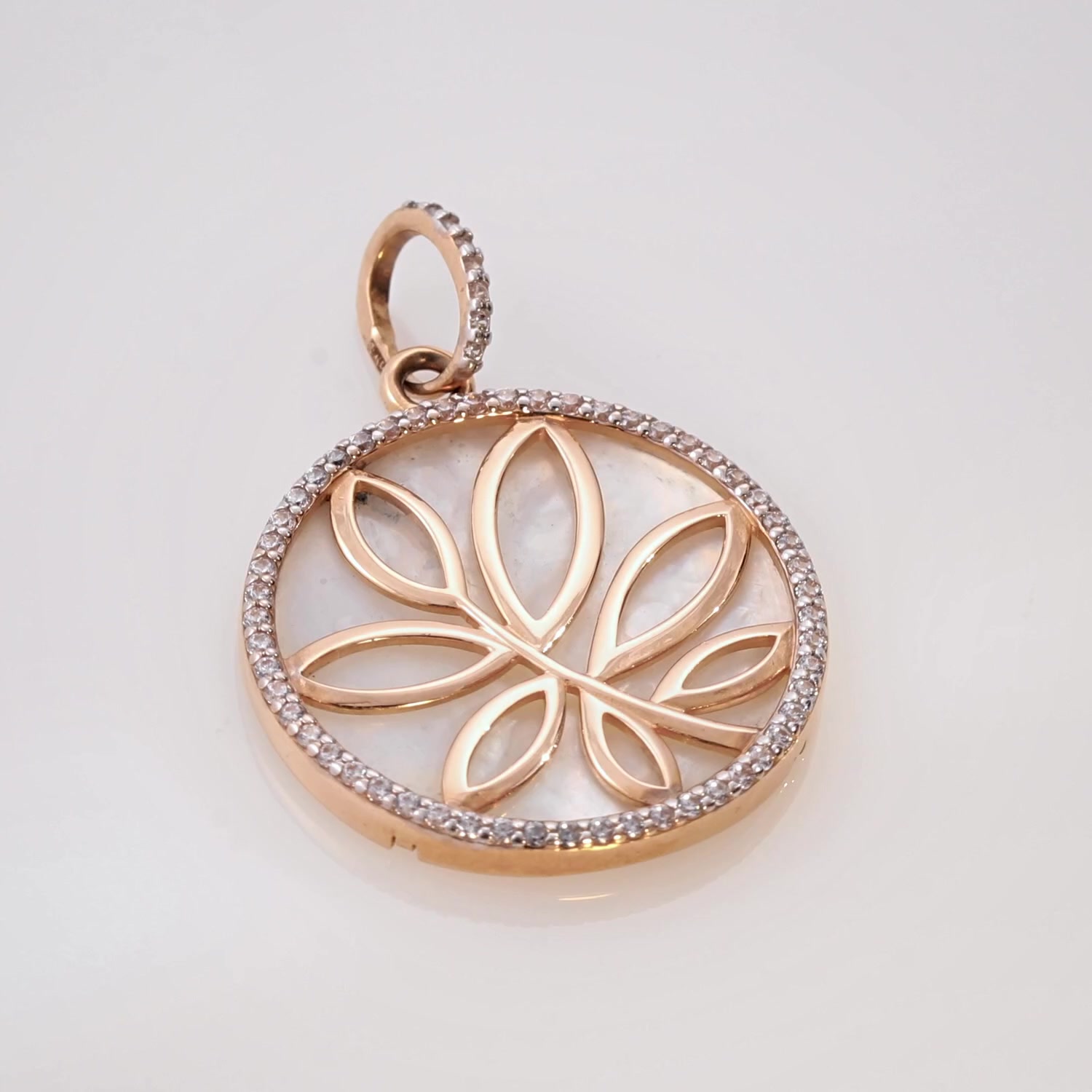 Золотая подвеска с перламутром и фианитами