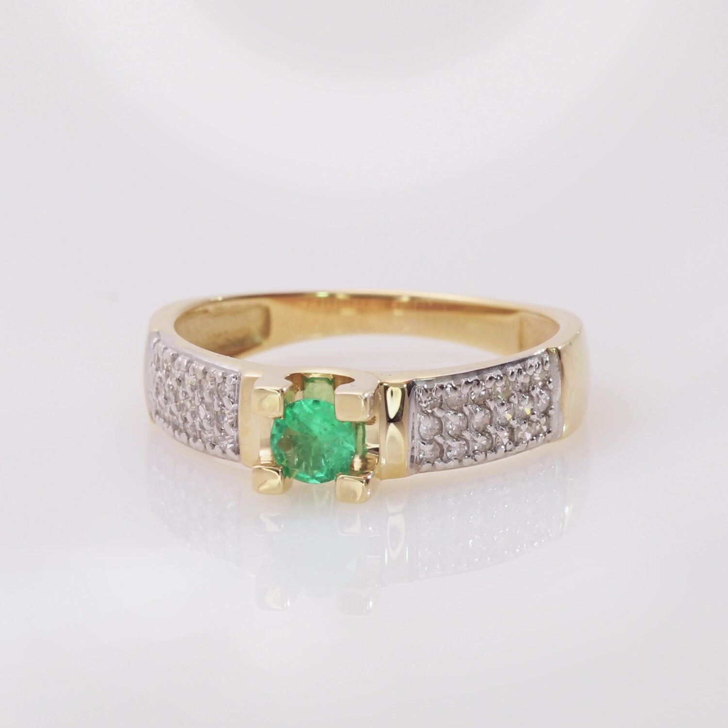 Золотое кольцо с изумрудом и бриллиантами