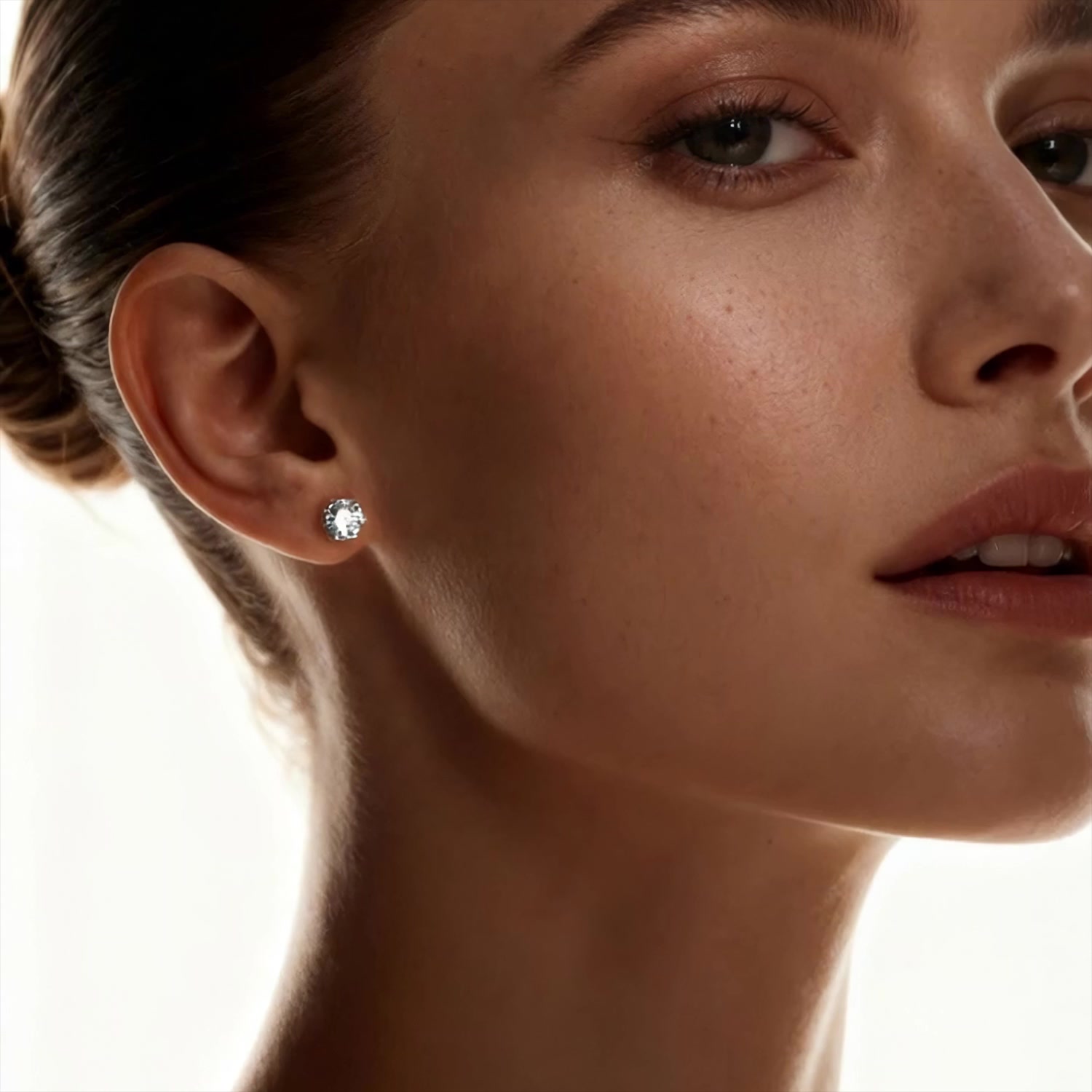 Золотые серьги с бриллиантами выращенными