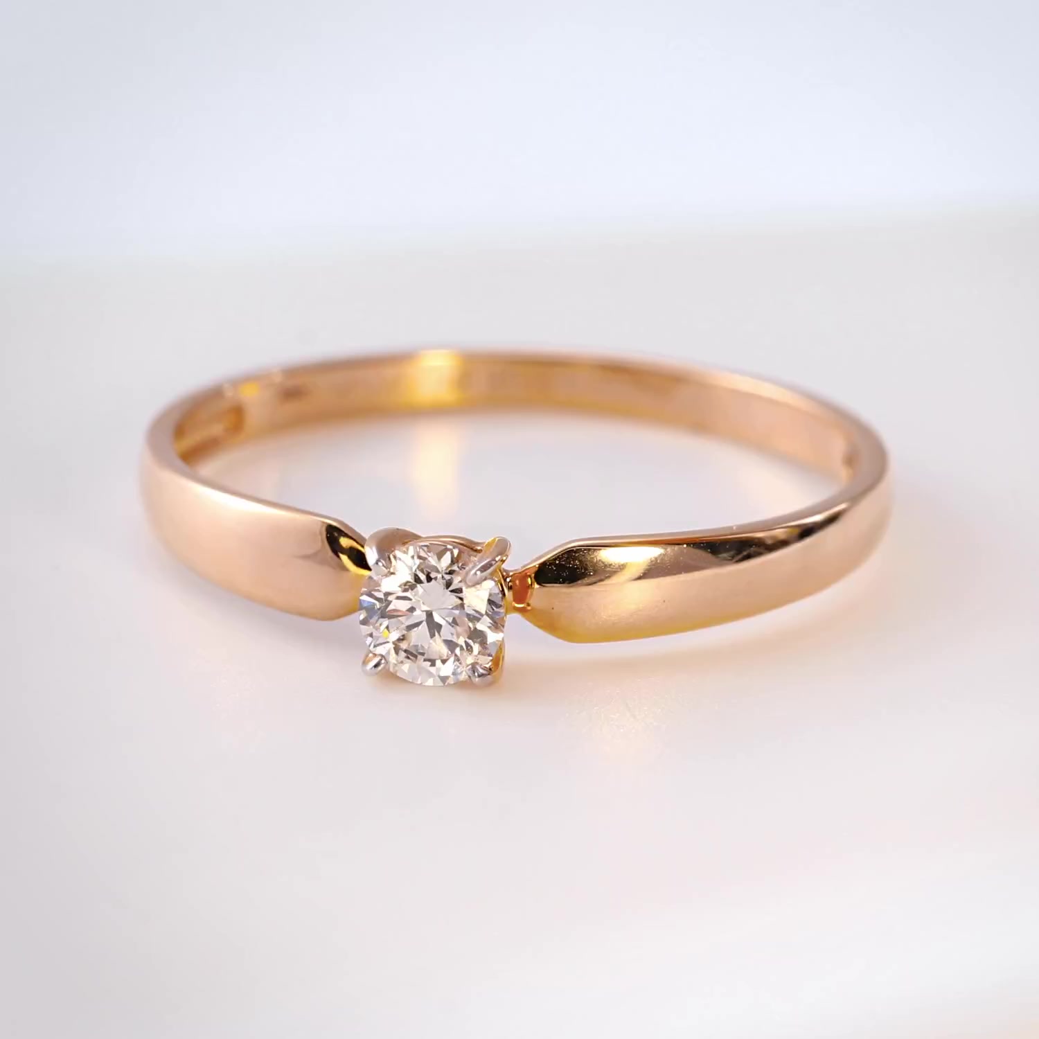 Золотое кольцо с бриллиантом
