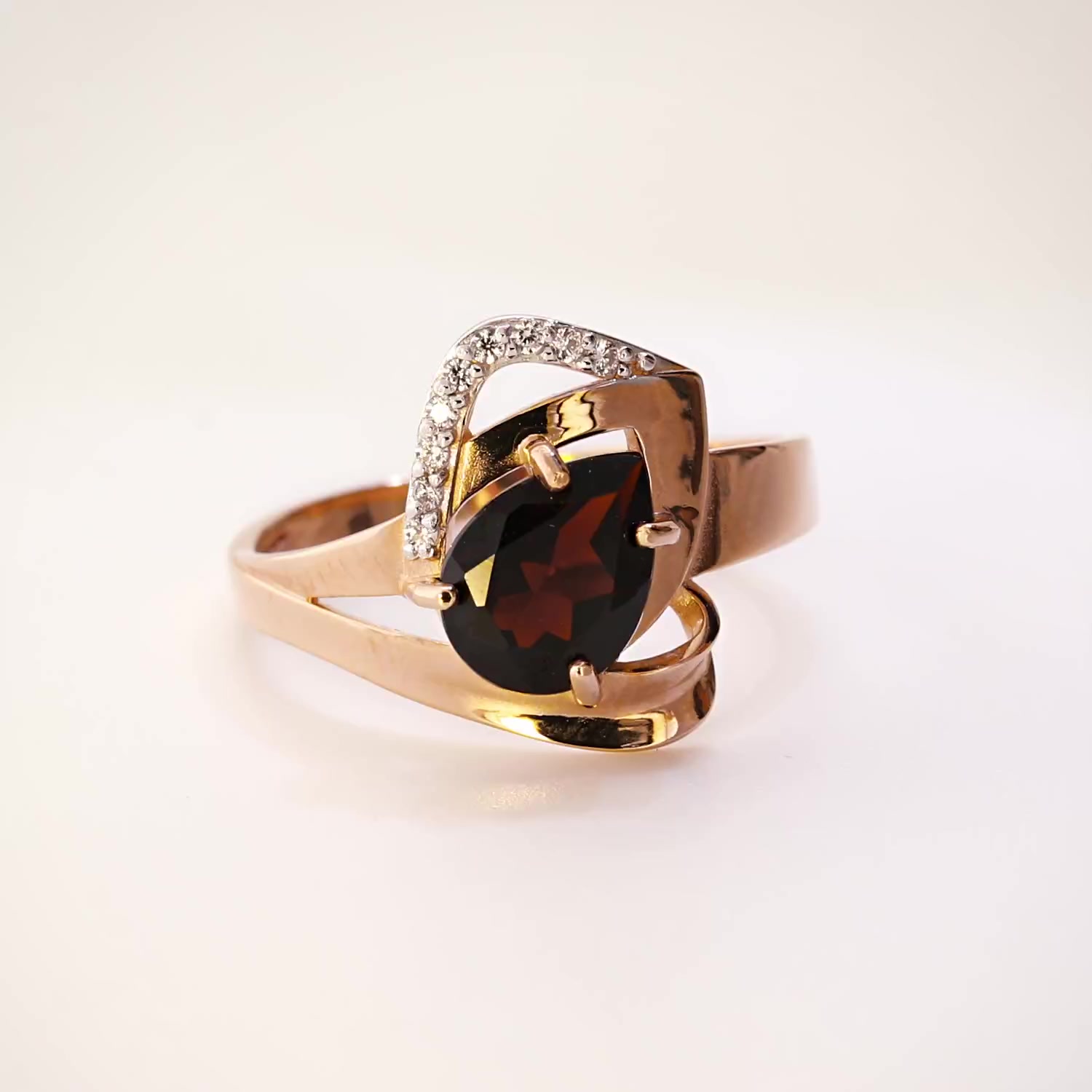 Золотое кольцо с гранатом и фианитами