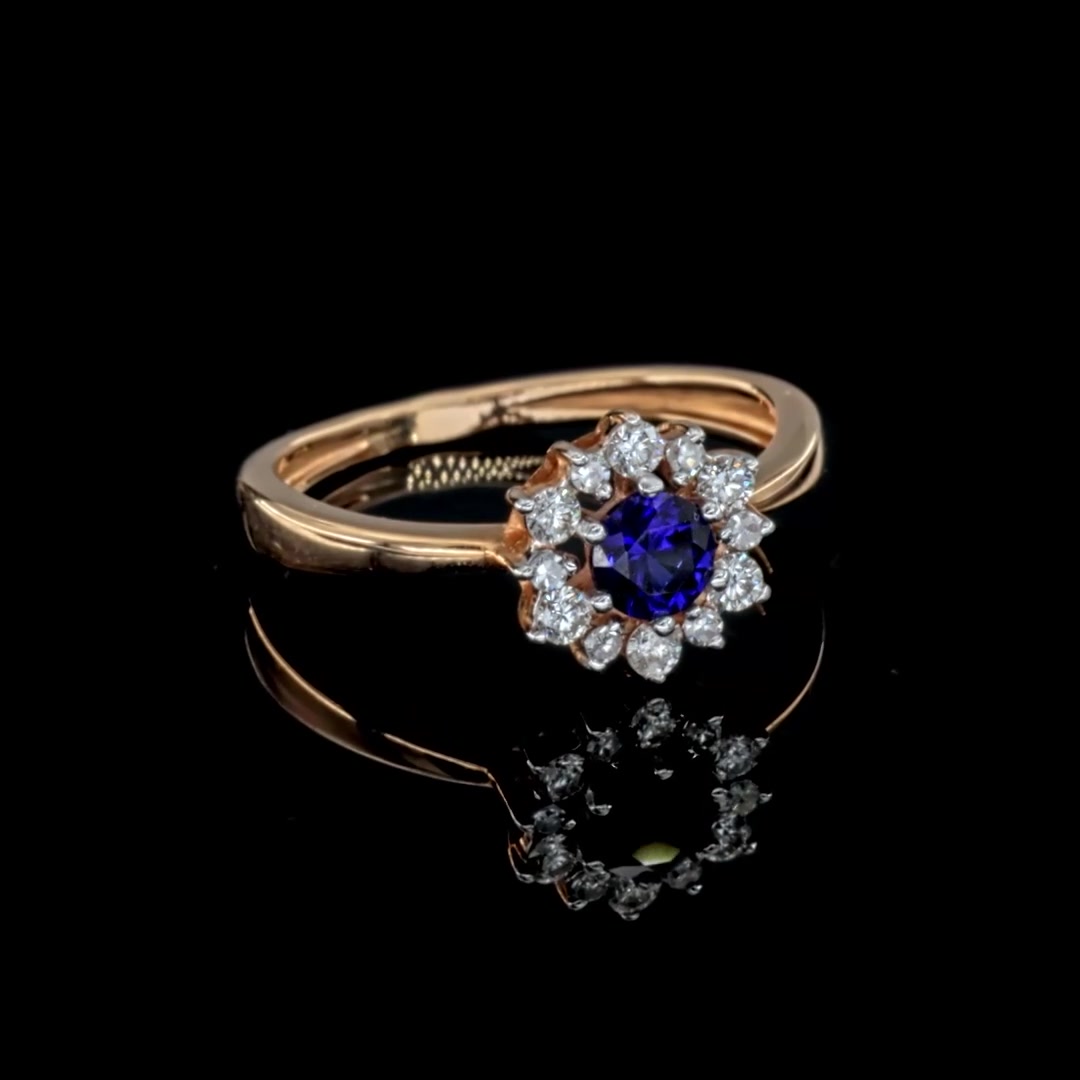 Золотое кольцо с сапфиром выращенным и бриллиантами