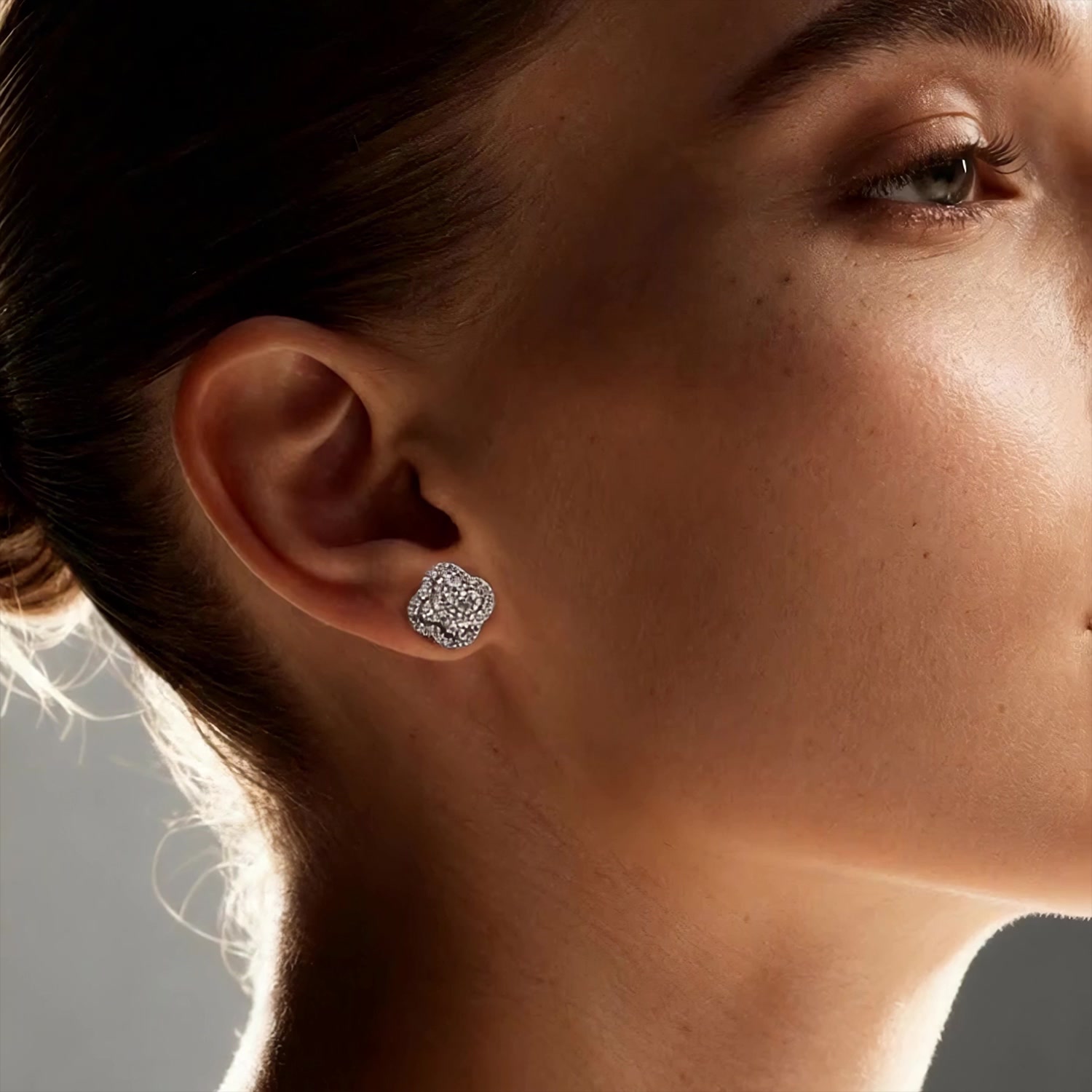 Золотые серьги с бриллиантами выращенными