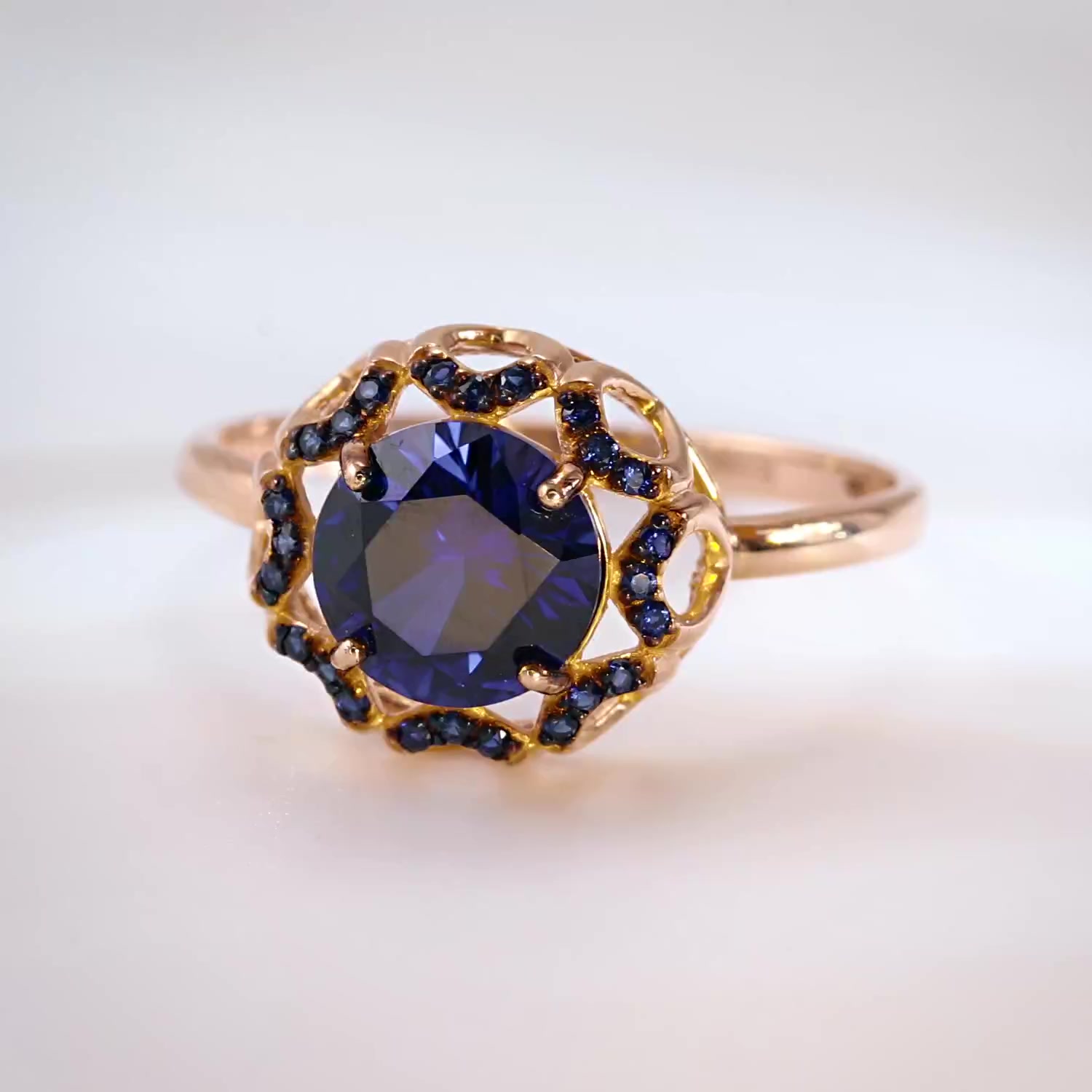 Золотое кольцо с сапфирами выращенными
