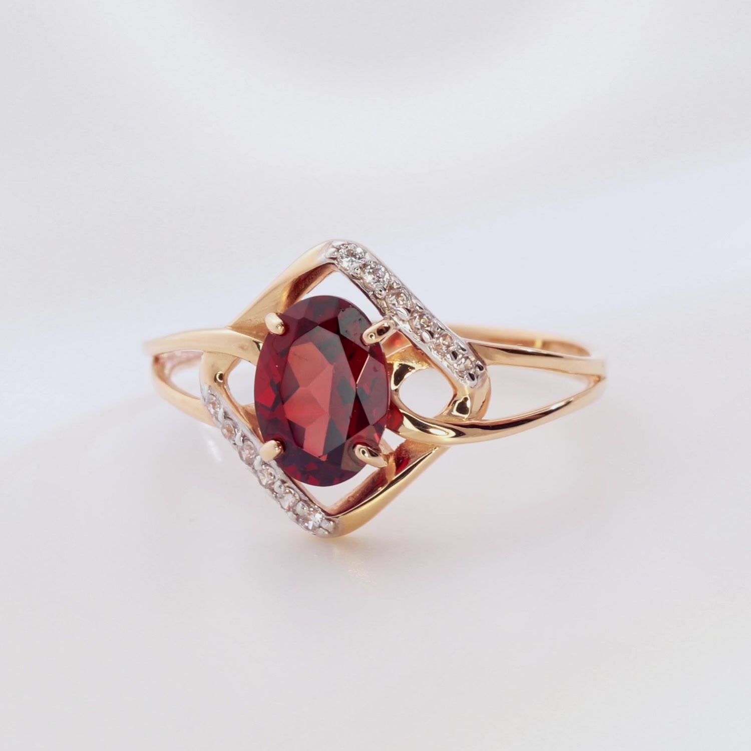 Золотое кольцо с гранатом и фианитами