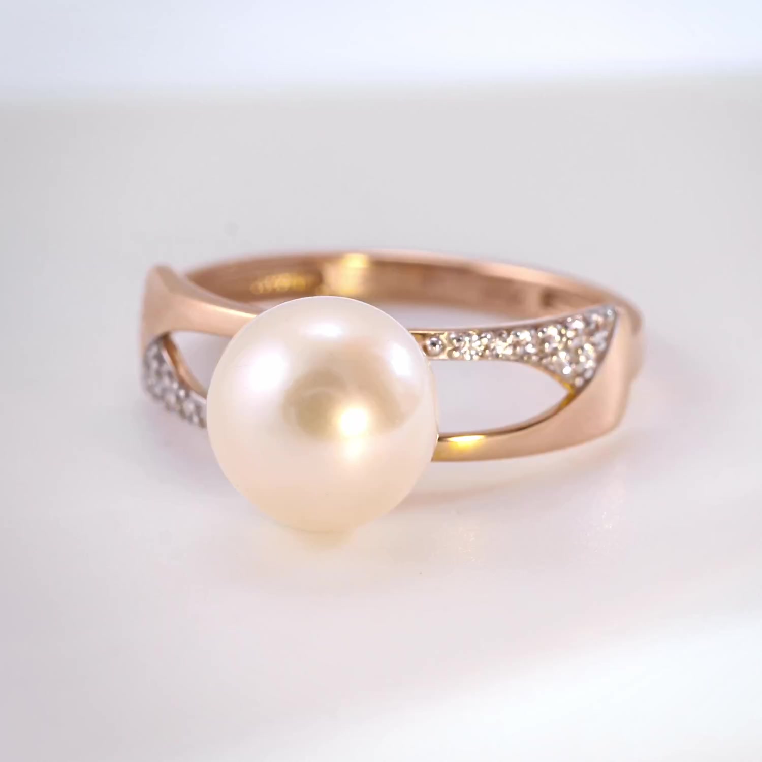 Золотое кольцо с жемчугом и фианитами