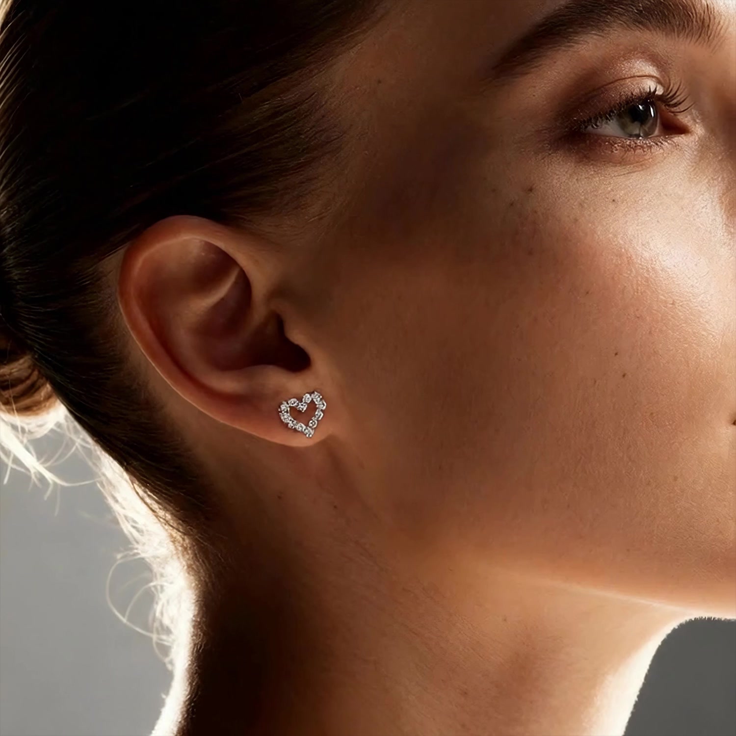 Золотые серьги с бриллиантами выращенными