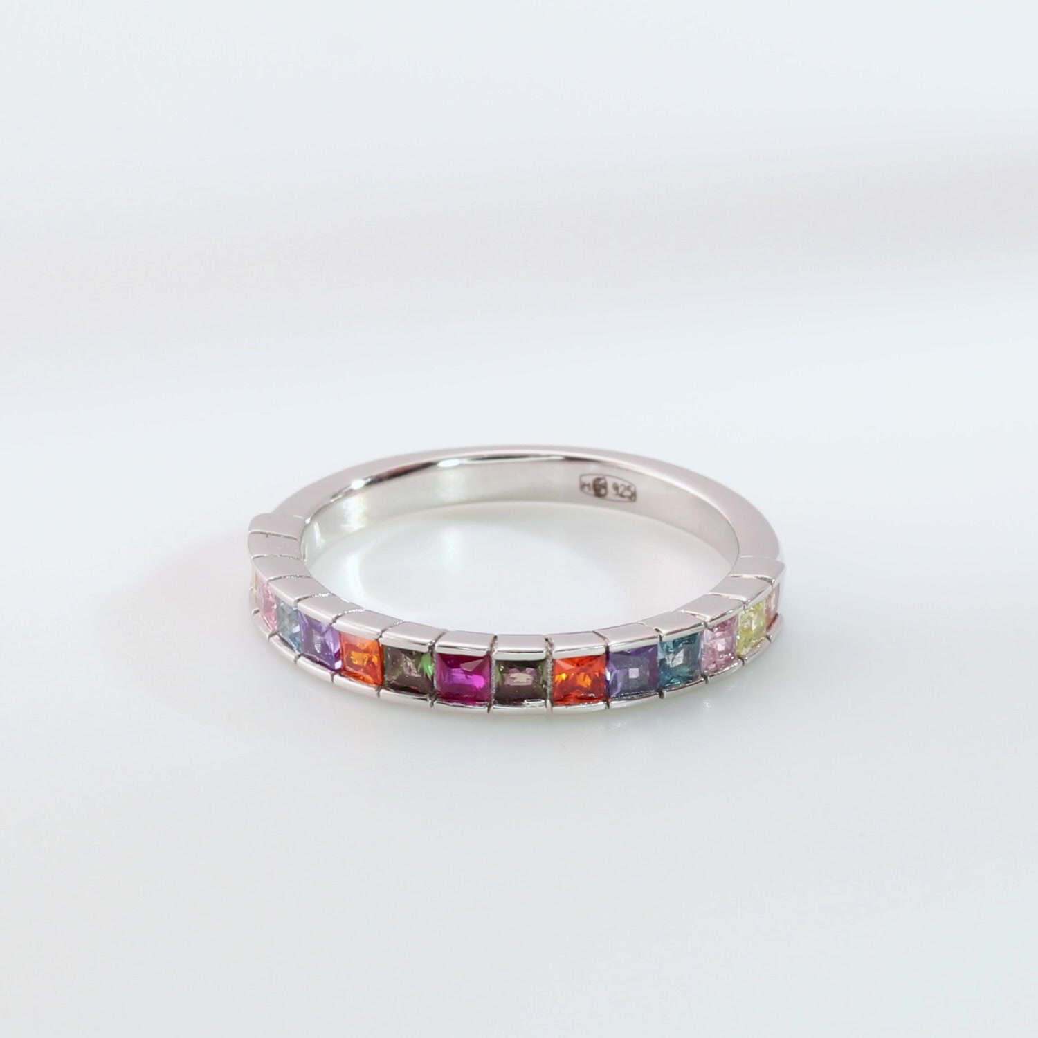 Серебряное кольцо со шпинелью и фианитами