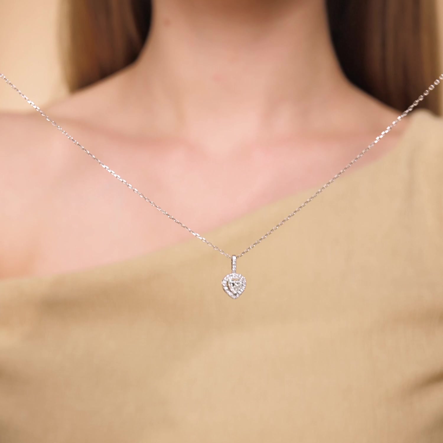 Золотая подвеска с бриллиантами выращенными