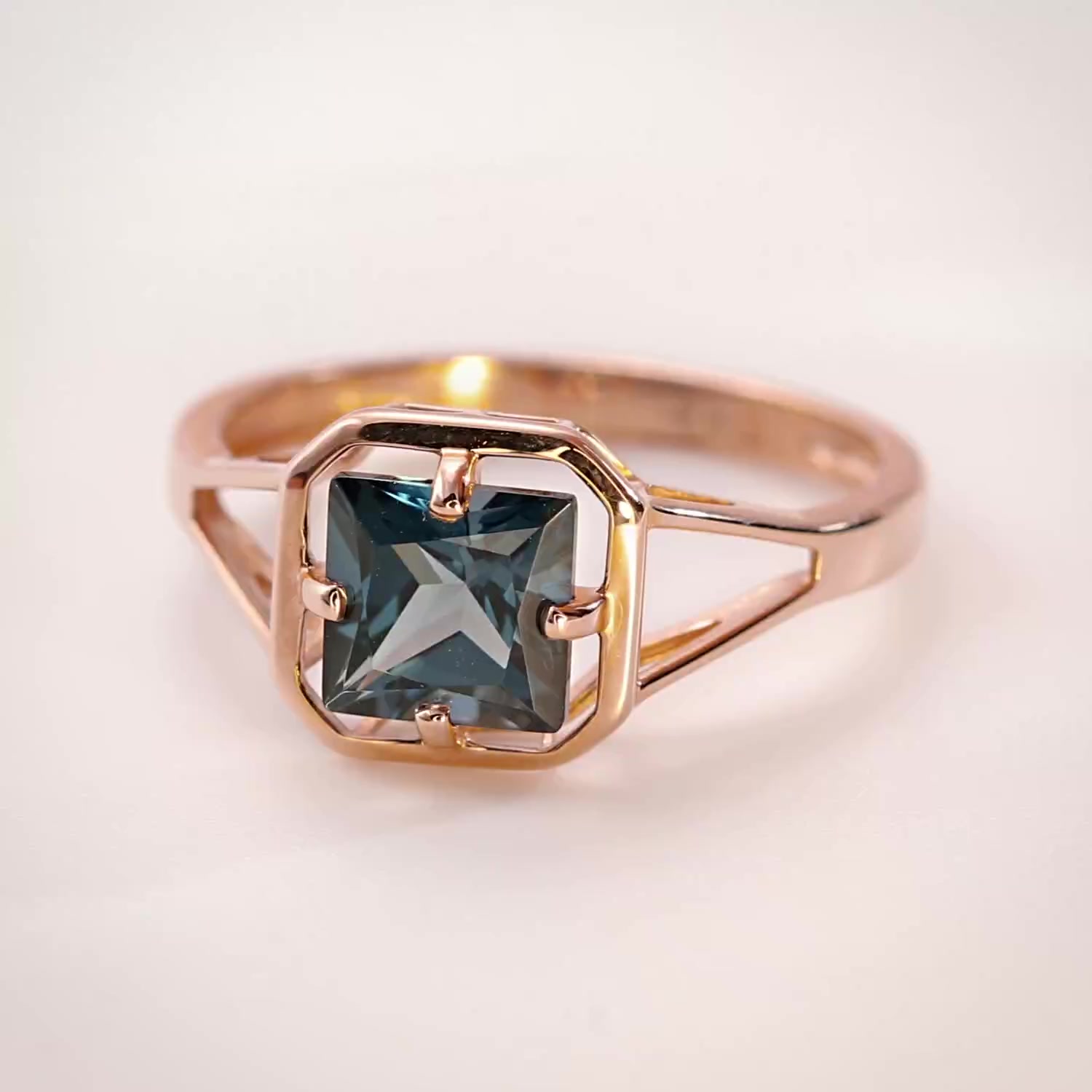 Золотое кольцо с топазом London