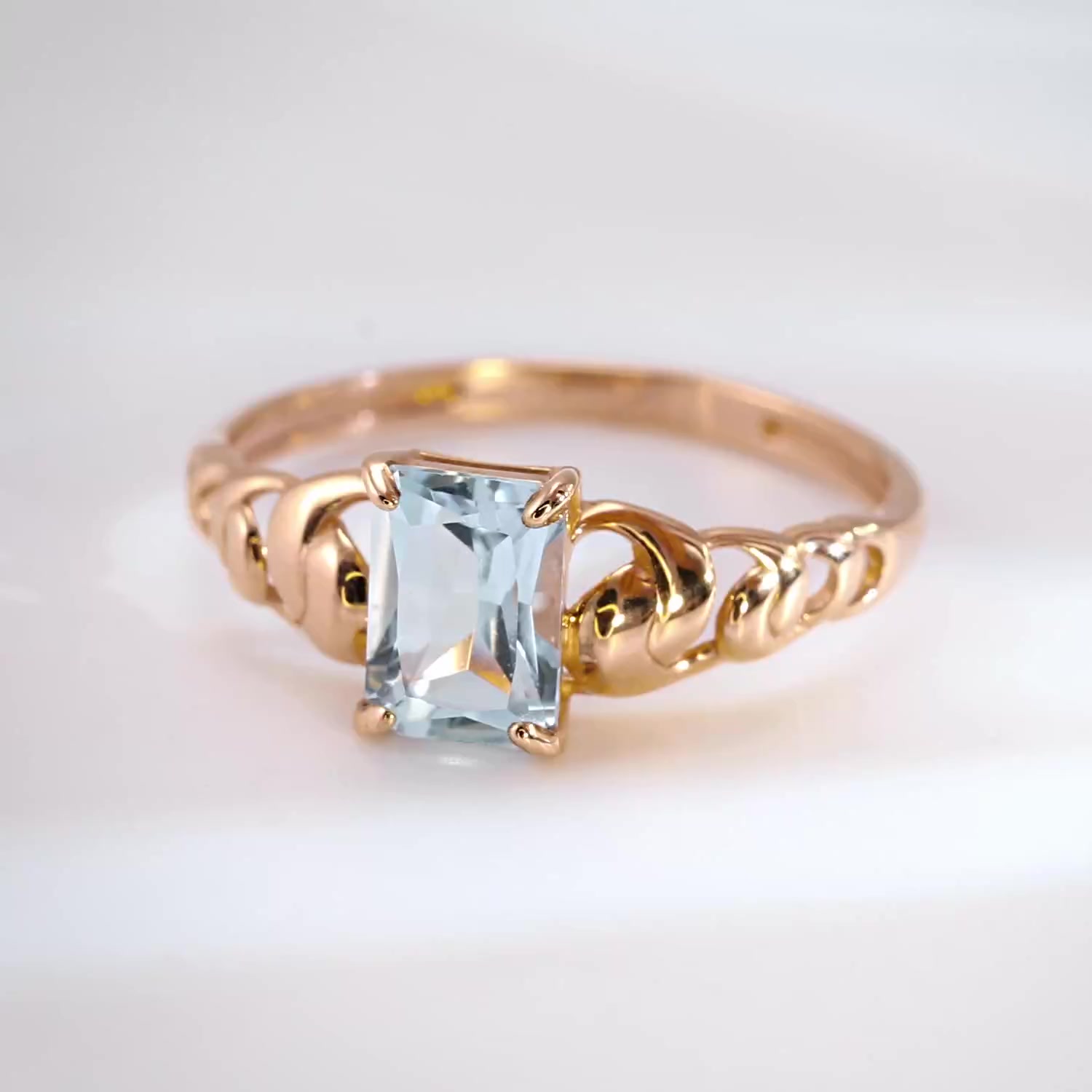 Золотое кольцо с топазом Sky