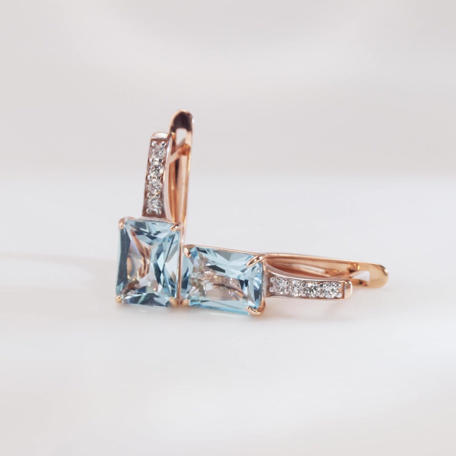 Золотые серьги с топазами Sky и фианитами