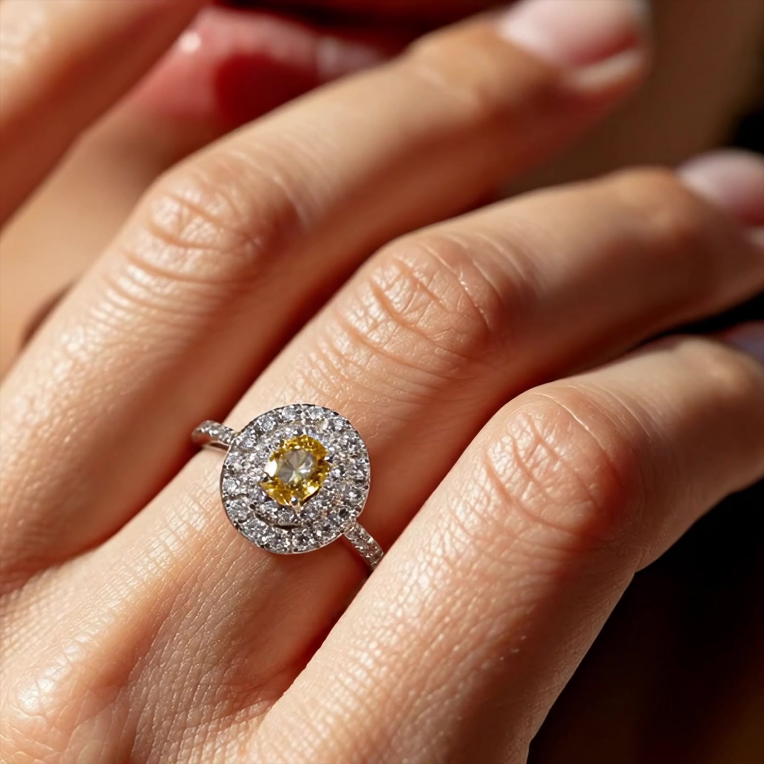 Золотое кольцо с бриллиантами выращенными