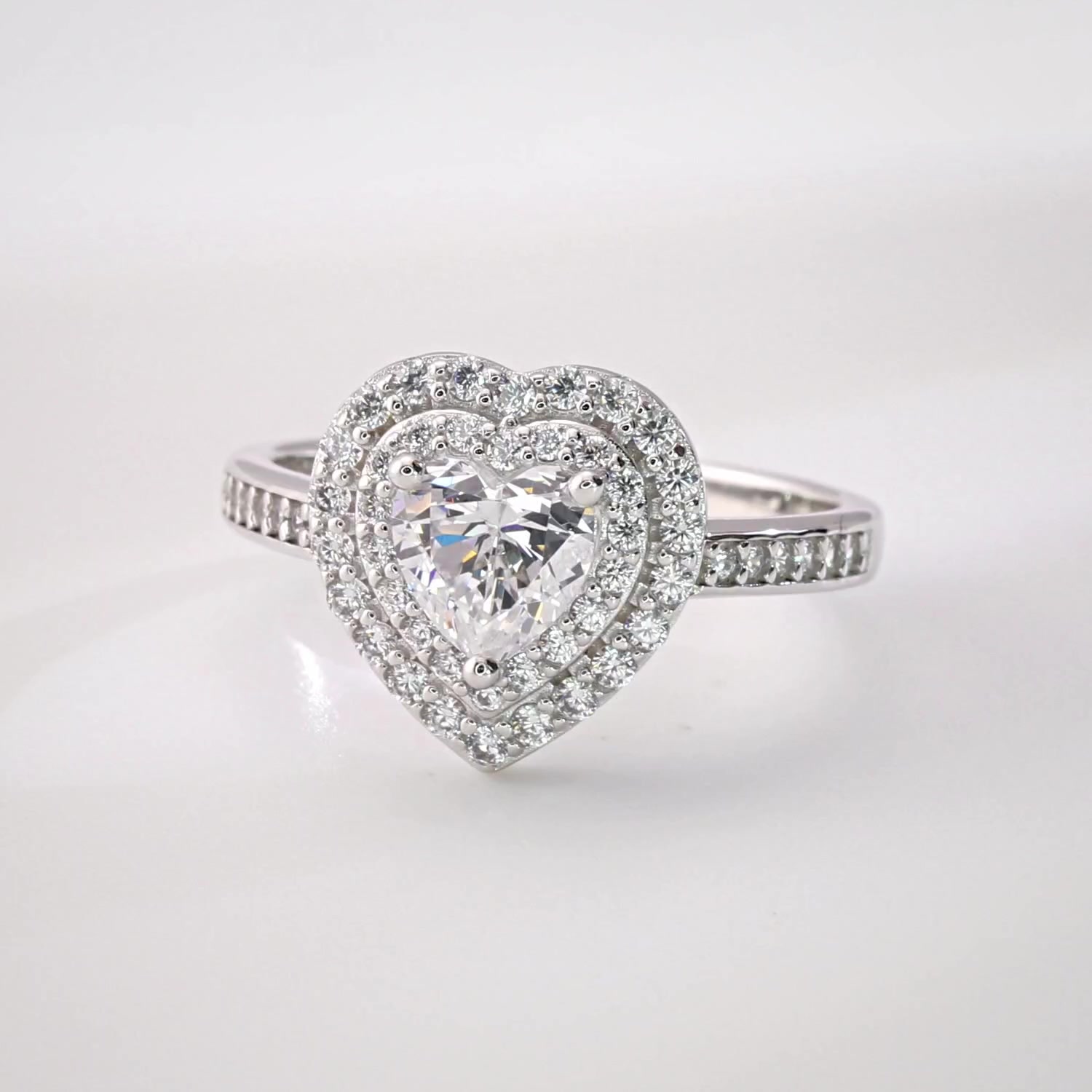 Серебряное кольцо с фианитами