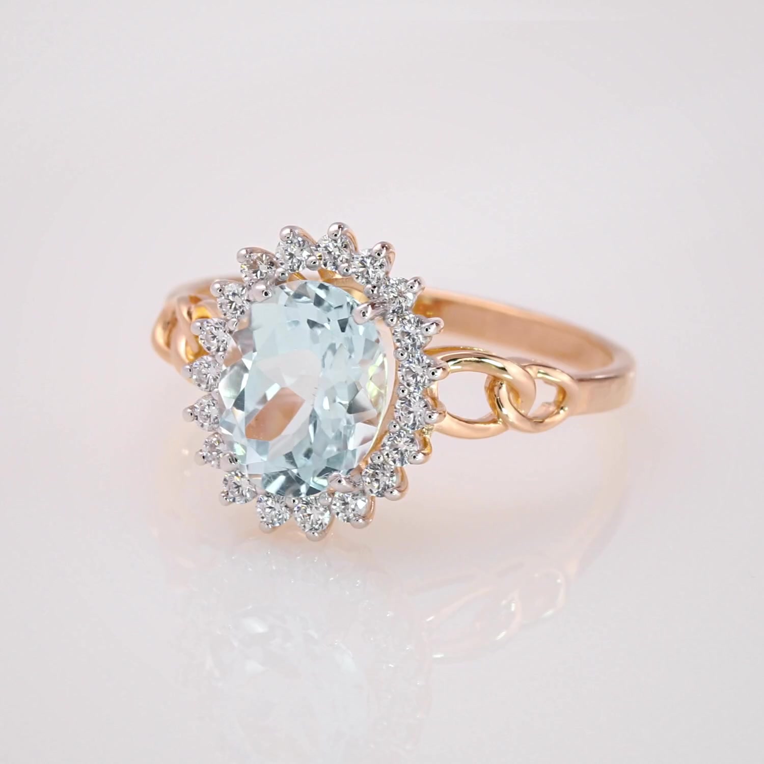 Золотое кольцо с топазом Sky и фианитами