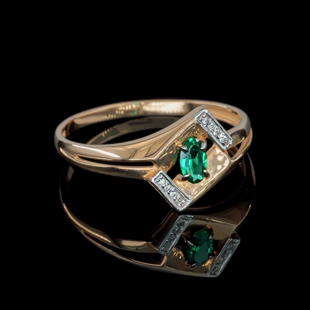 Золотое кольцо с изумрудом выращенным и бриллиантами