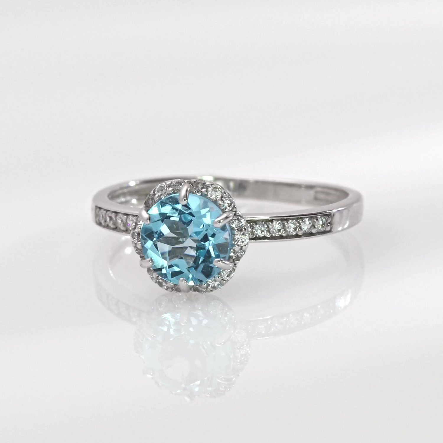 Золотое кольцо с топазом Swiss и фианитами