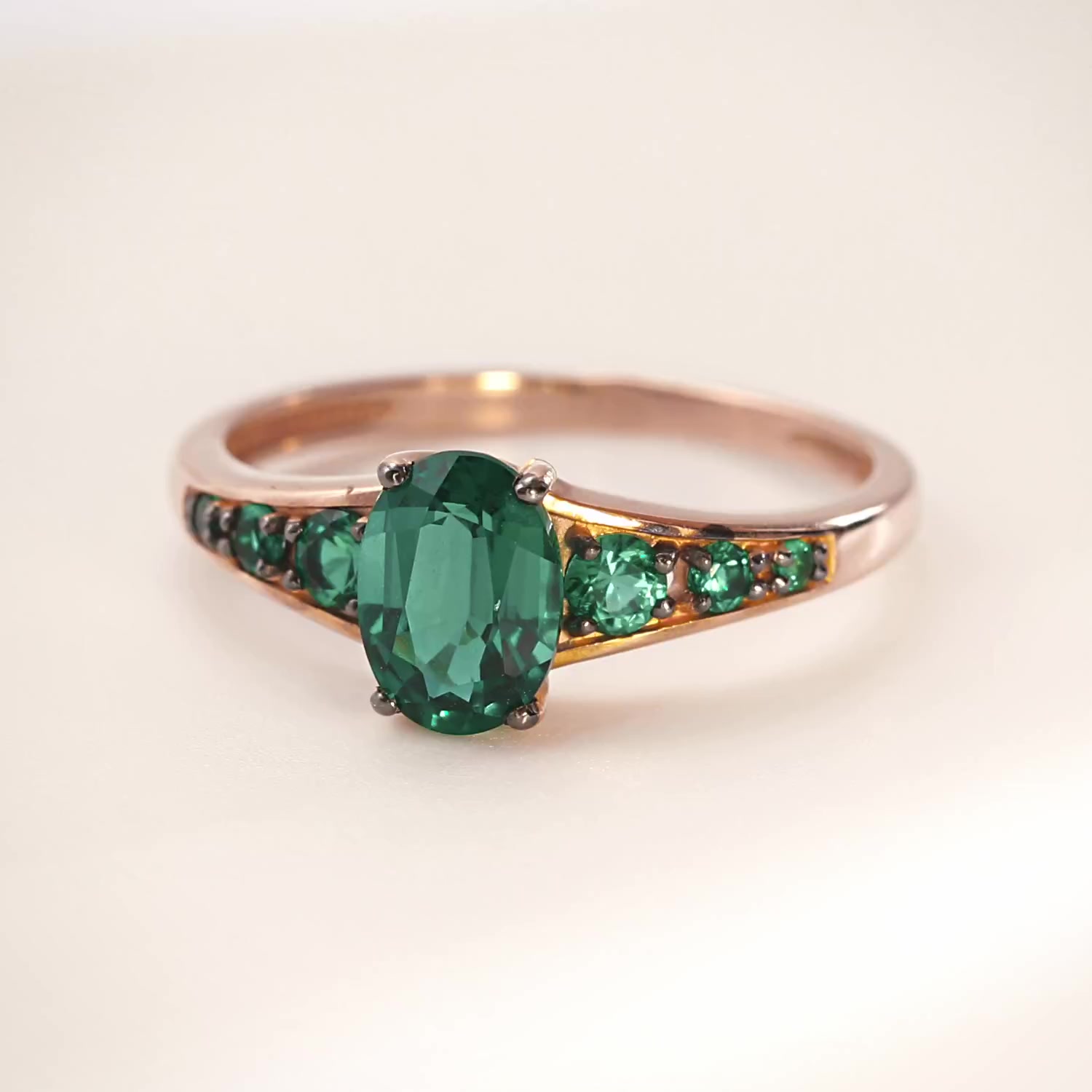 Золотое кольцо с изумрудами выращенными