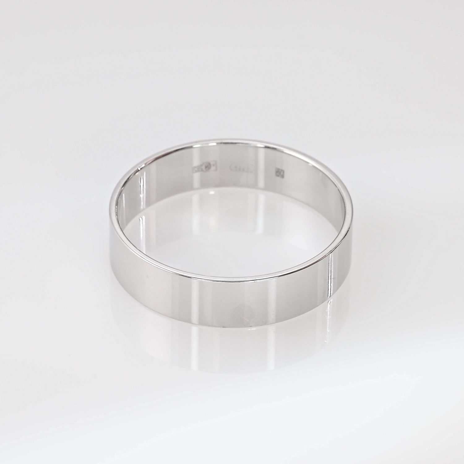 Золотое обручальное кольцо