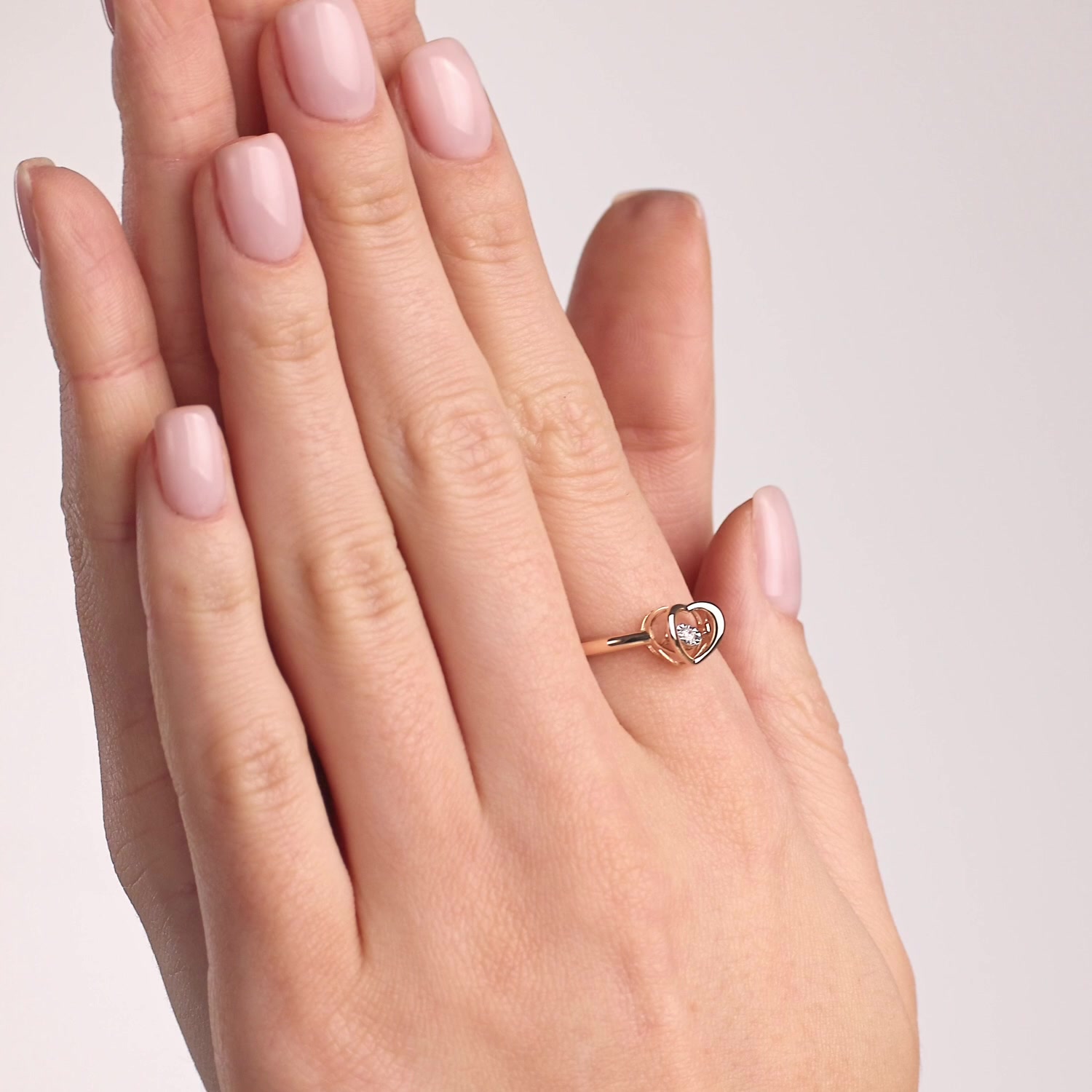 Золотое кольцо с бриллиантом