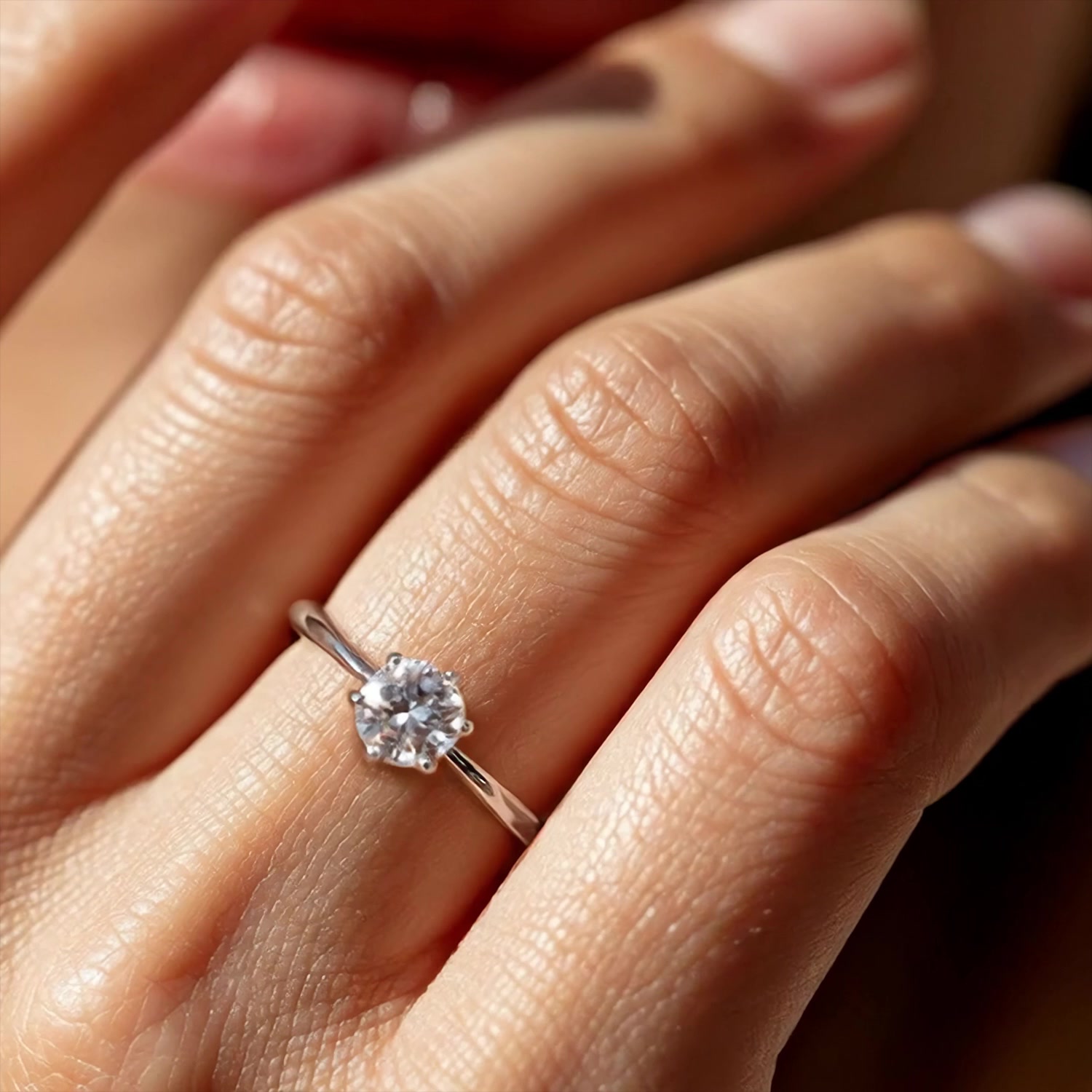 Золотое кольцо с бриллиантом выращенным