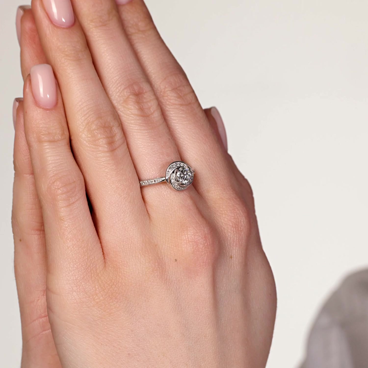 Золотое кольцо с бриллиантами выращенными