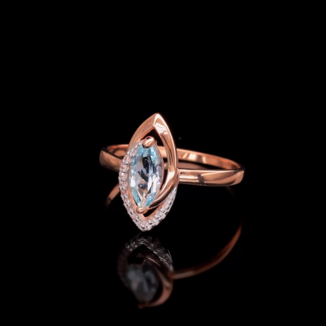 Золотое кольцо с топазом Sky и фианитами