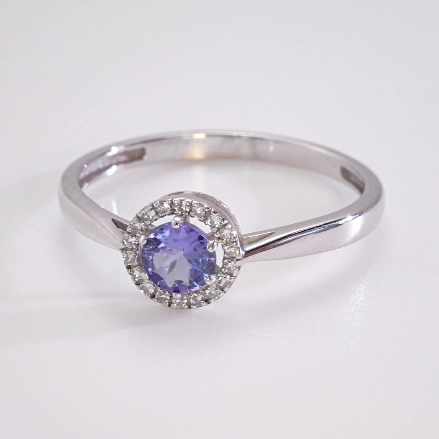 Золотое кольцо с танзанитом и бриллиантами