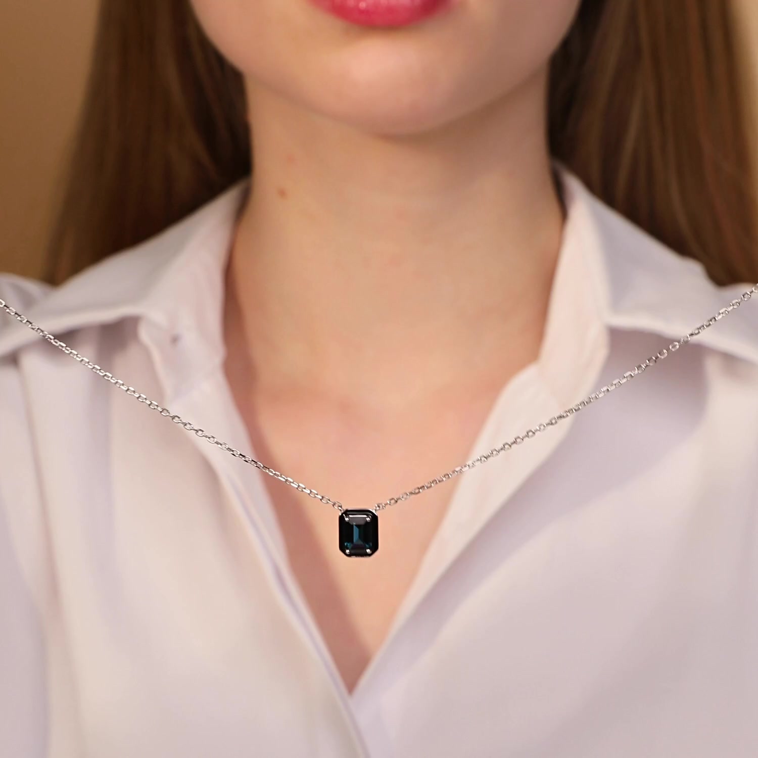 Серебряное колье с фианитом и эмалью