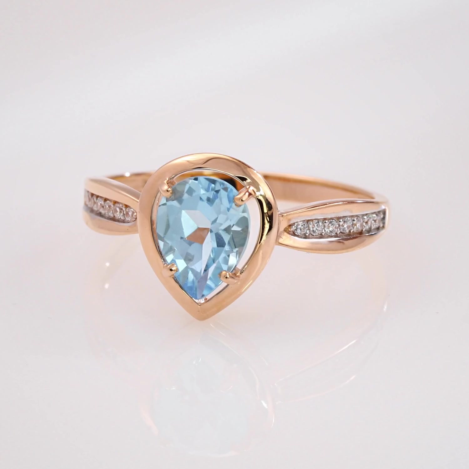 Золотое кольцо с топазом Swiss и фианитами