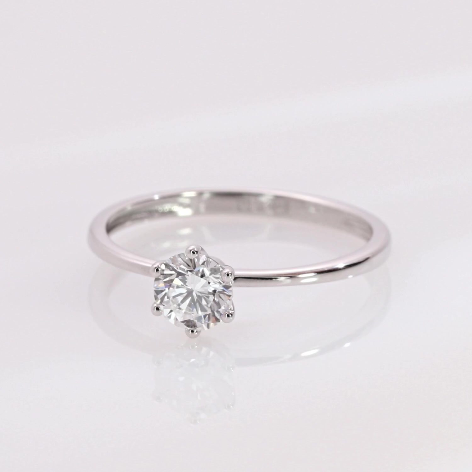 Золотое кольцо с бриллиантом выращенным