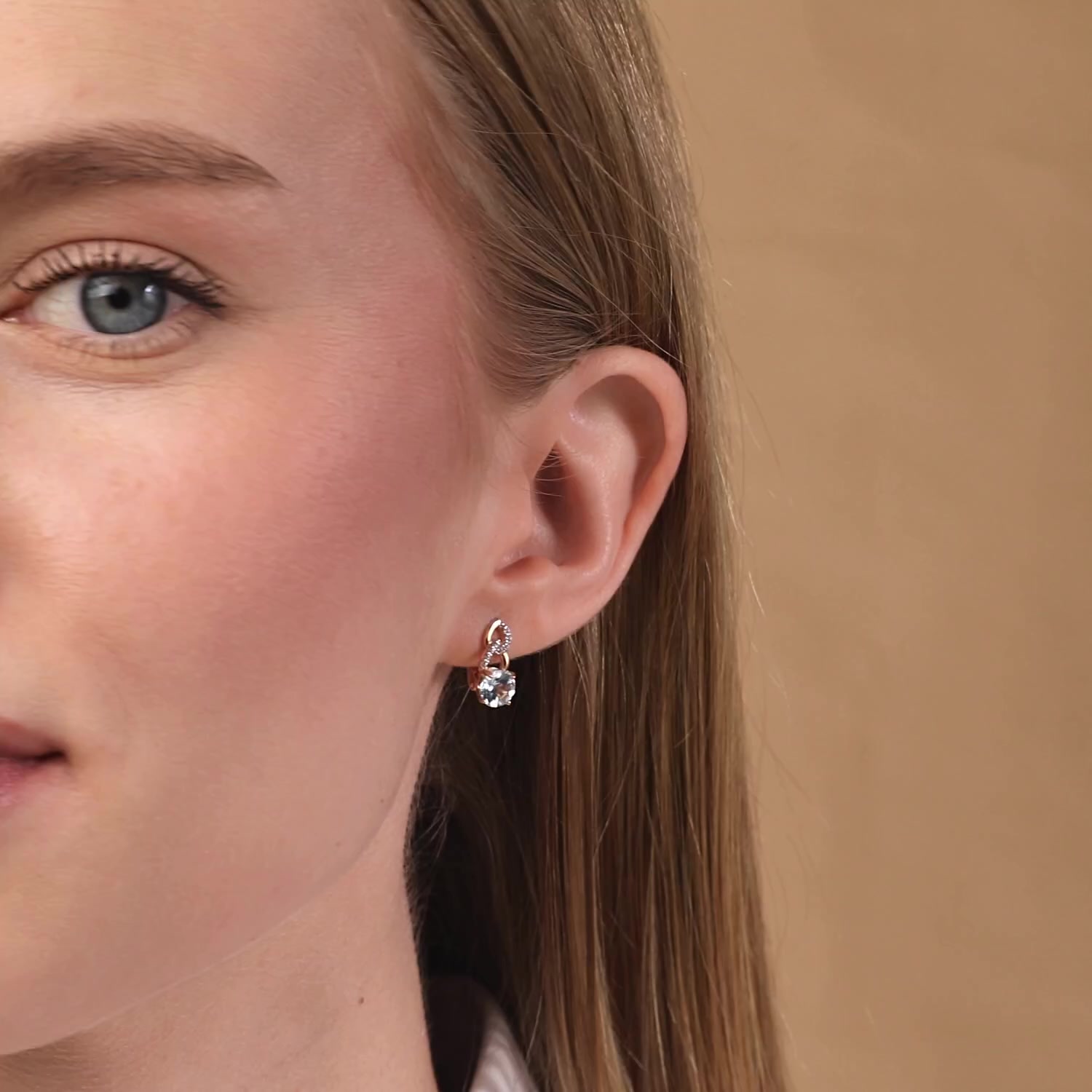 Золотые серьги с топазами Sky и фианитами