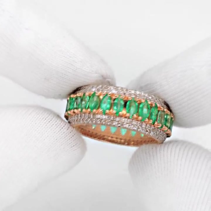 Золотое кольцо с изумрудами и бриллиантами