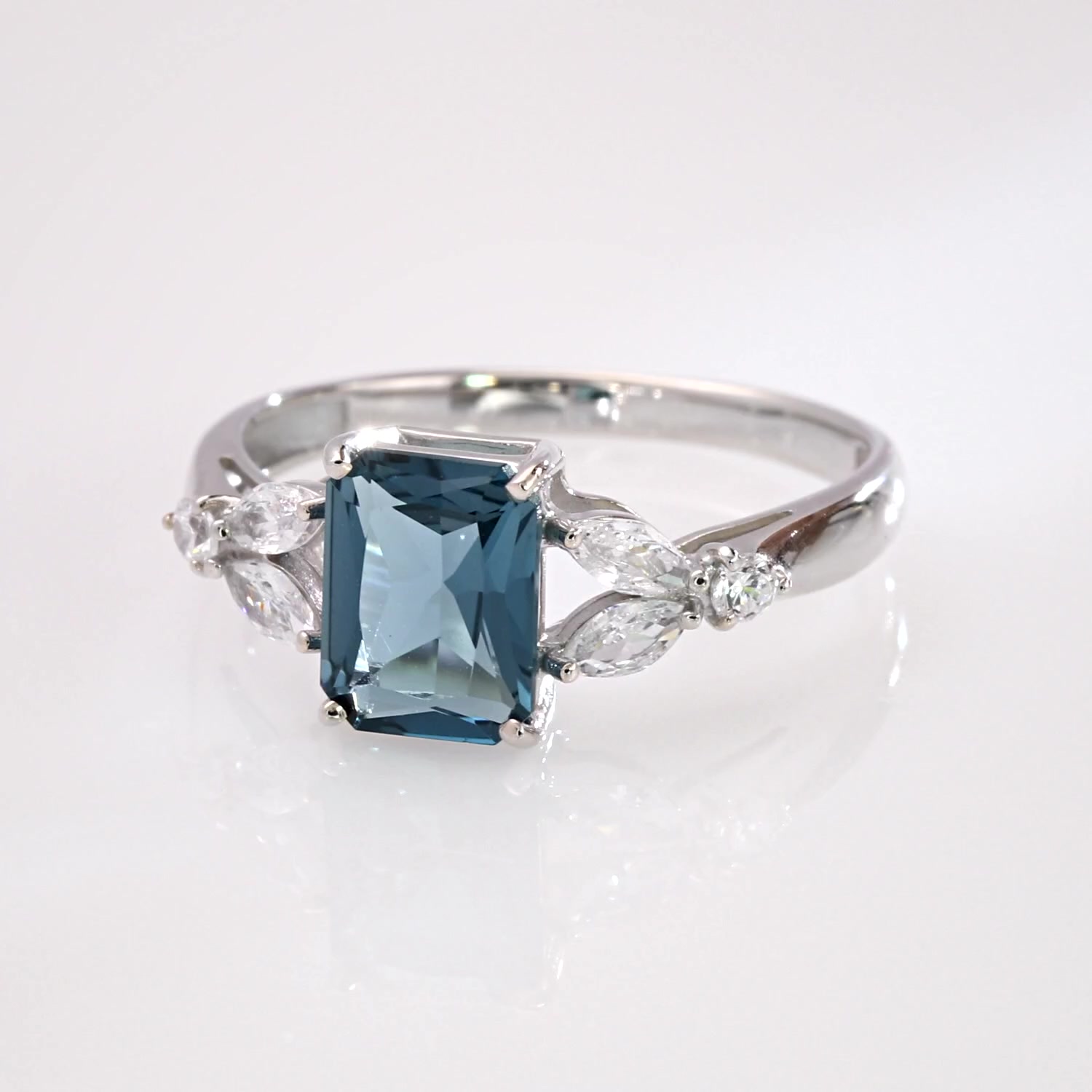 Золотое кольцо с топазом London и фианитами