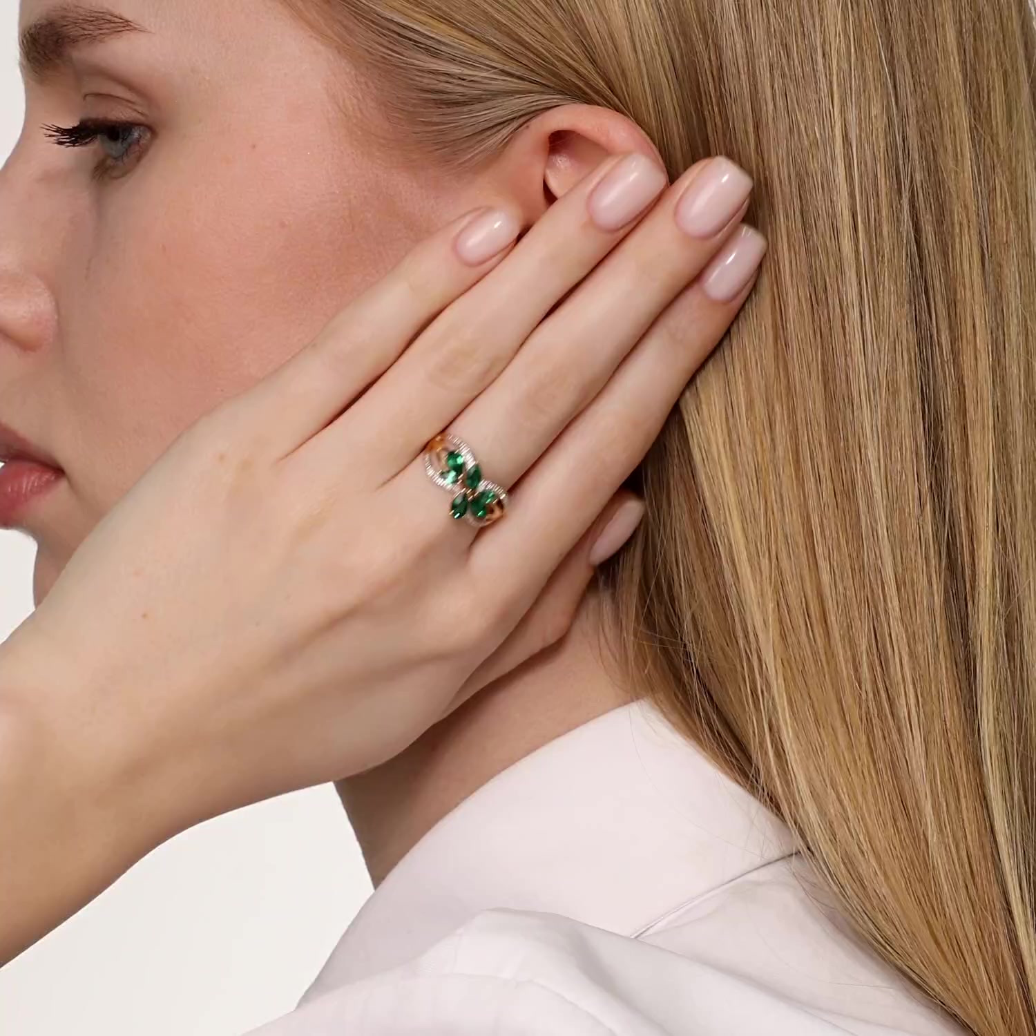 Золотое кольцо с изумрудами выращенными и бриллиантами