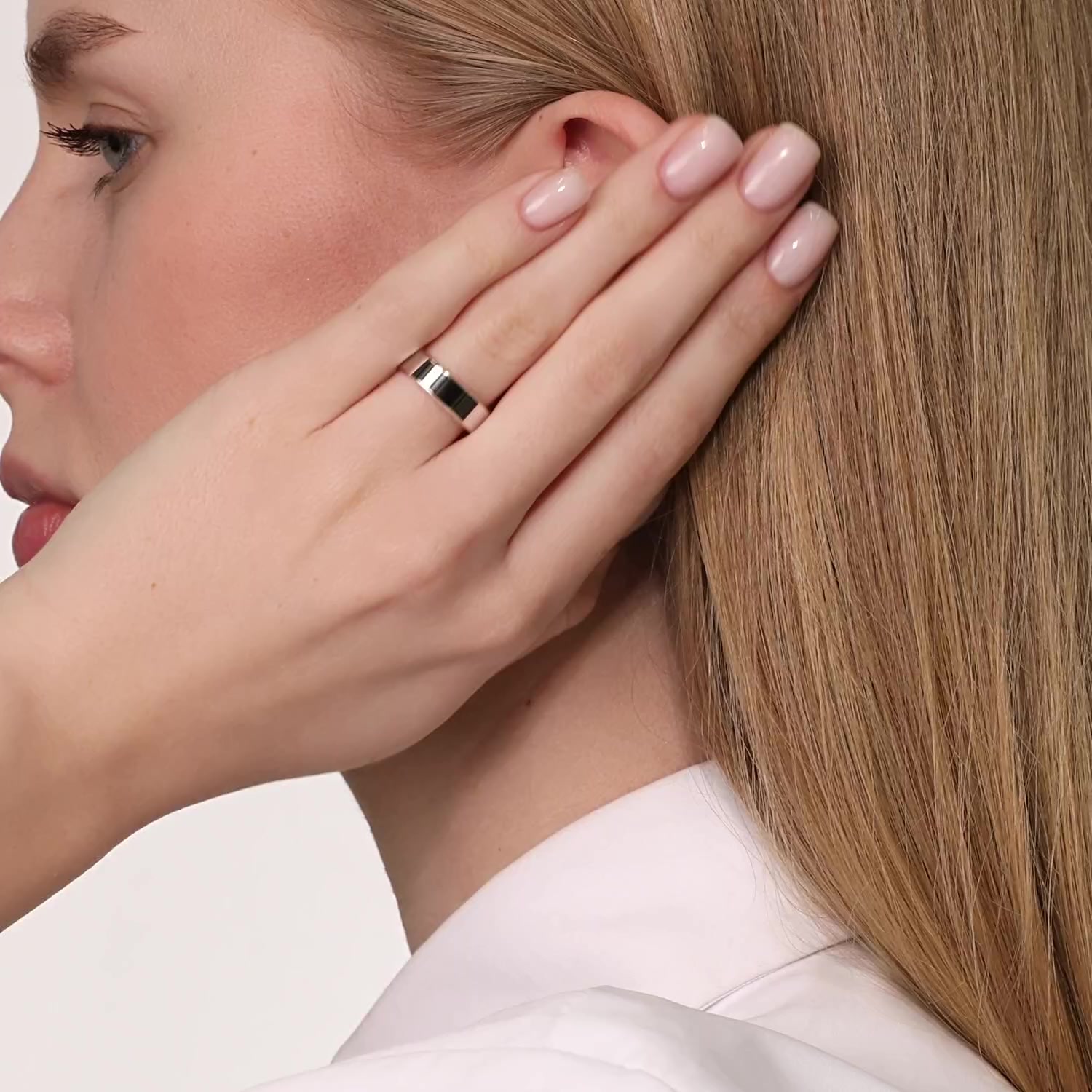 Золотое обручальное кольцо